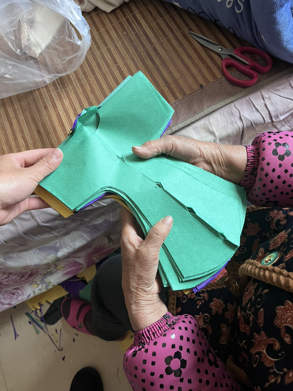 我们家只有奶奶会剪纸衣了 每年扫墓都是奶奶剪的纸衣,估计等以后全是