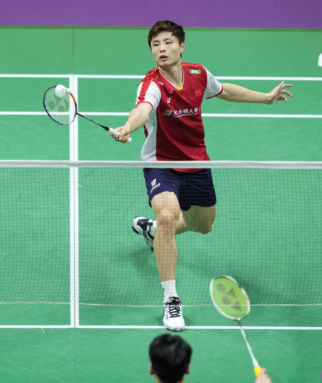 【石宇奇2比0轻取韩国队】在苏州举行的2023年苏迪曼杯决赛第二场男单