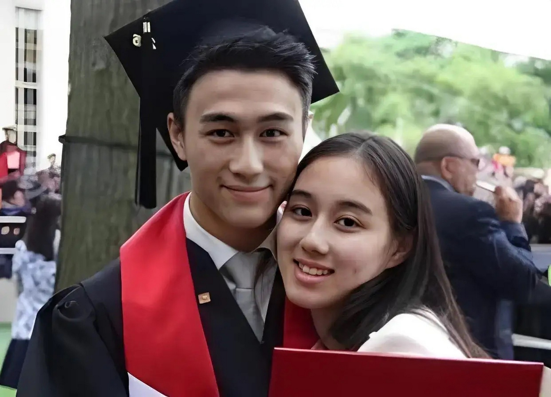 何猷君身高165cm,何超莲身高156cm!而赌王却1米85.共有17个孩子!