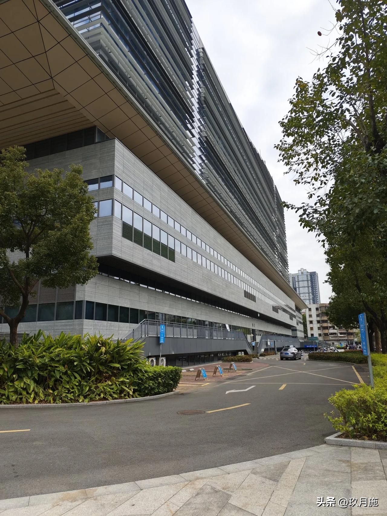 我女儿特别喜欢看书,尤其是那种很著名的小说,去年一年看了100多本