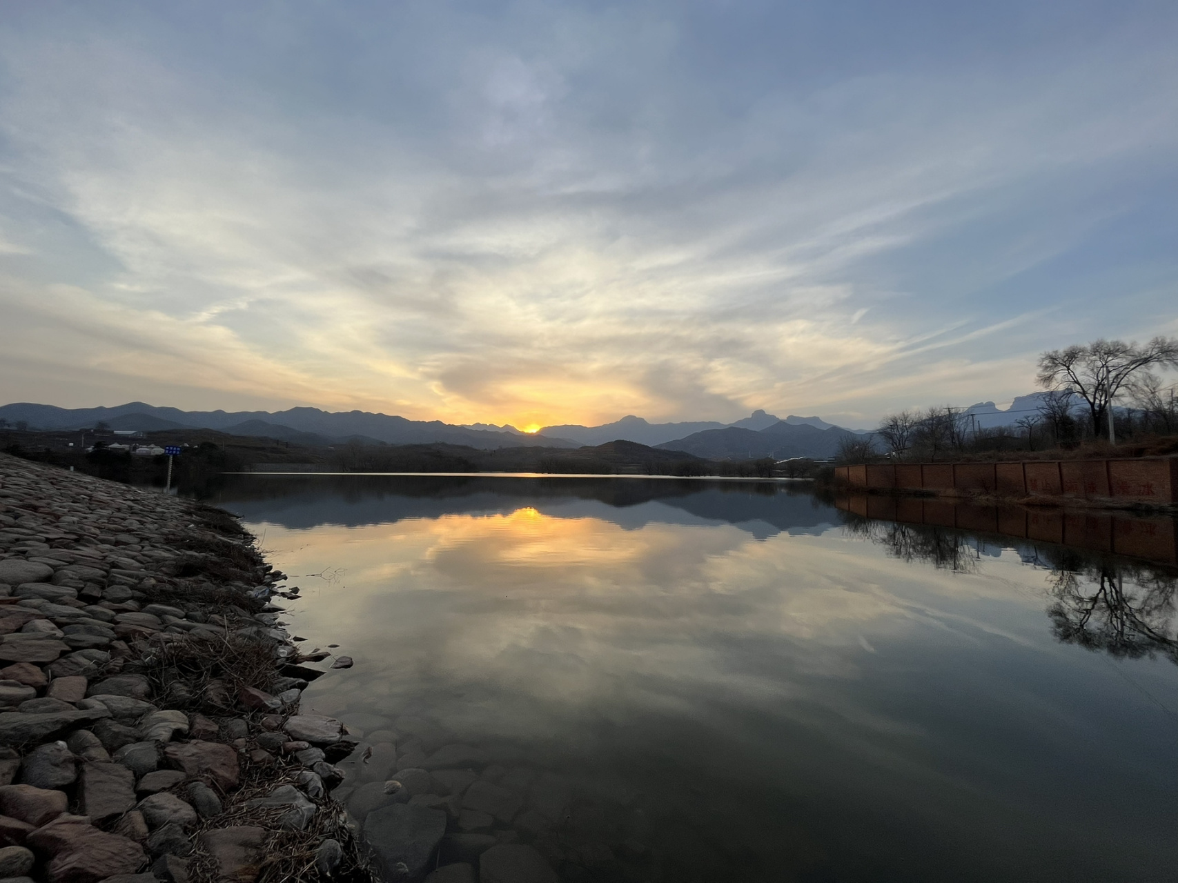 石家庄最美水库露营地在赞皇 从石家庄到赞皇平泉湖水库 开车1.