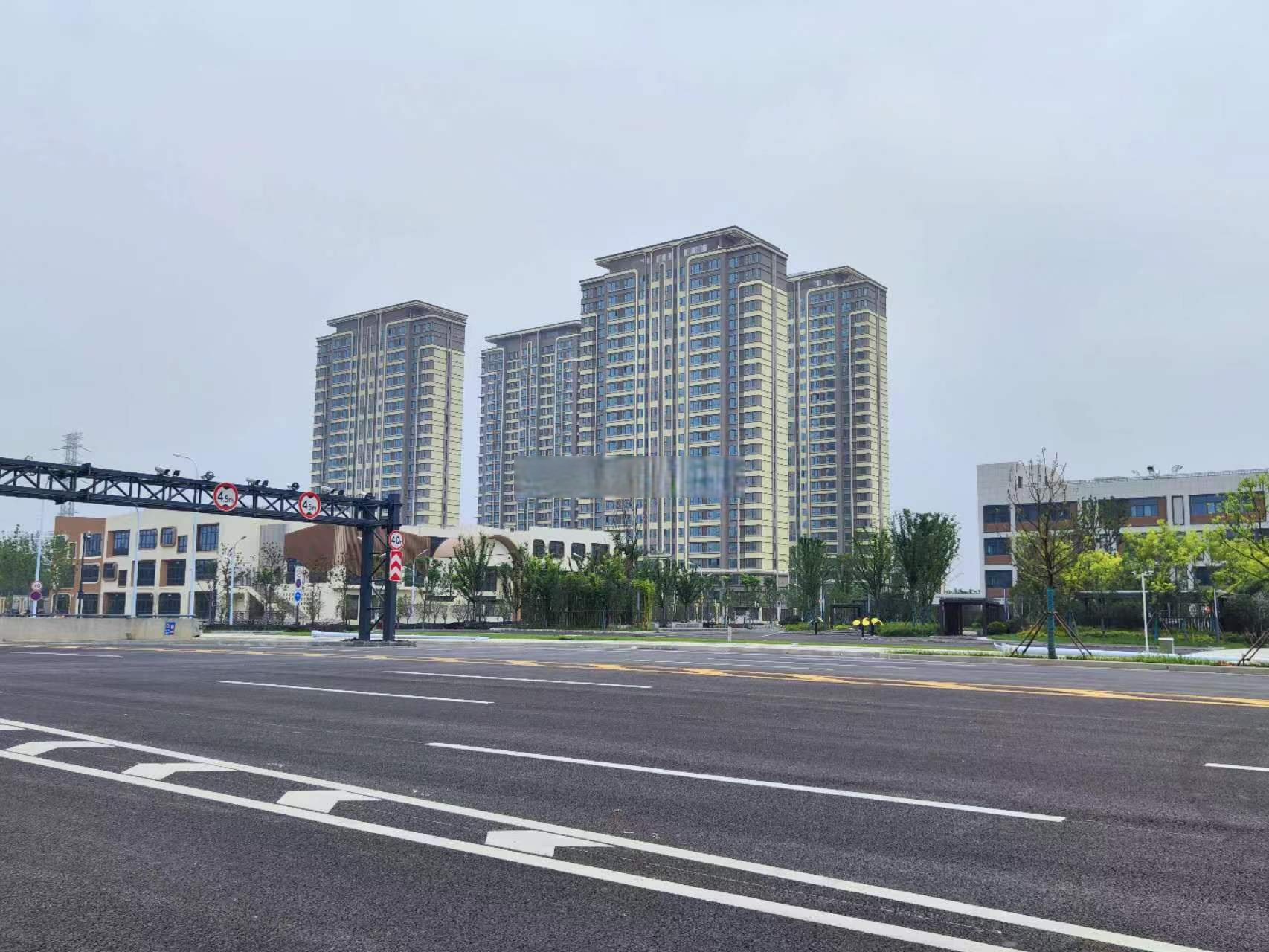 中央空园旁美丹家园安置房外立面看起来不错!