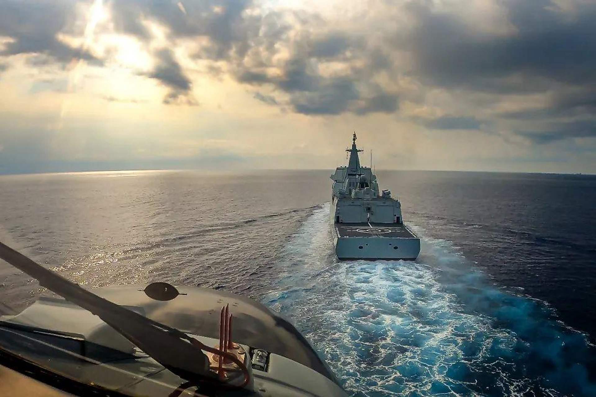 第一视角跨昼夜起降055万吨驱逐舰101南昌舰! 大甲板,双机库,就是香!