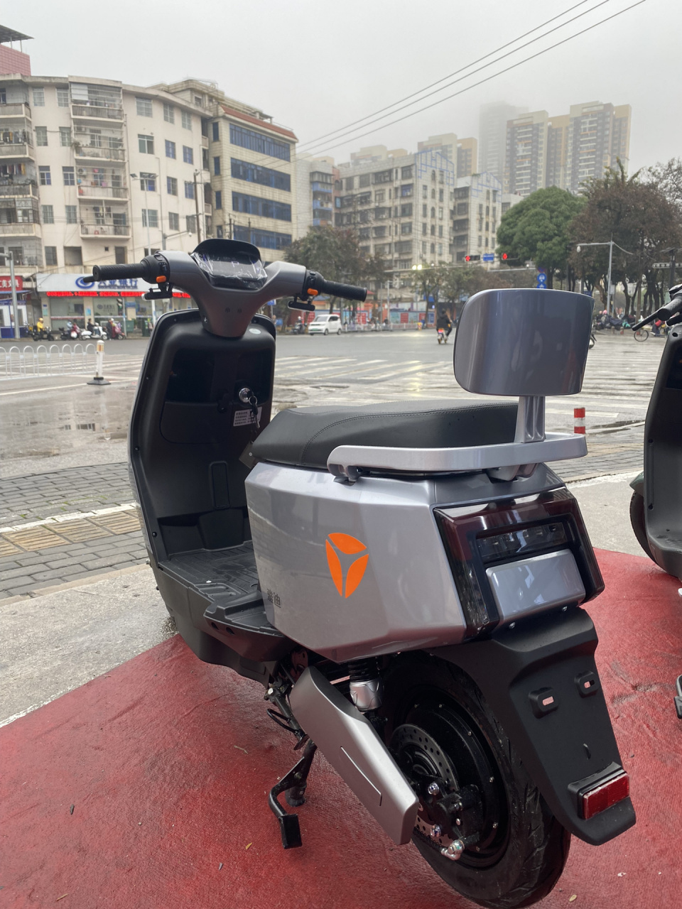 三千出头雅迪电动车怎么选,全网性价比最高 欧雷72v双碟刹雅迪新国标