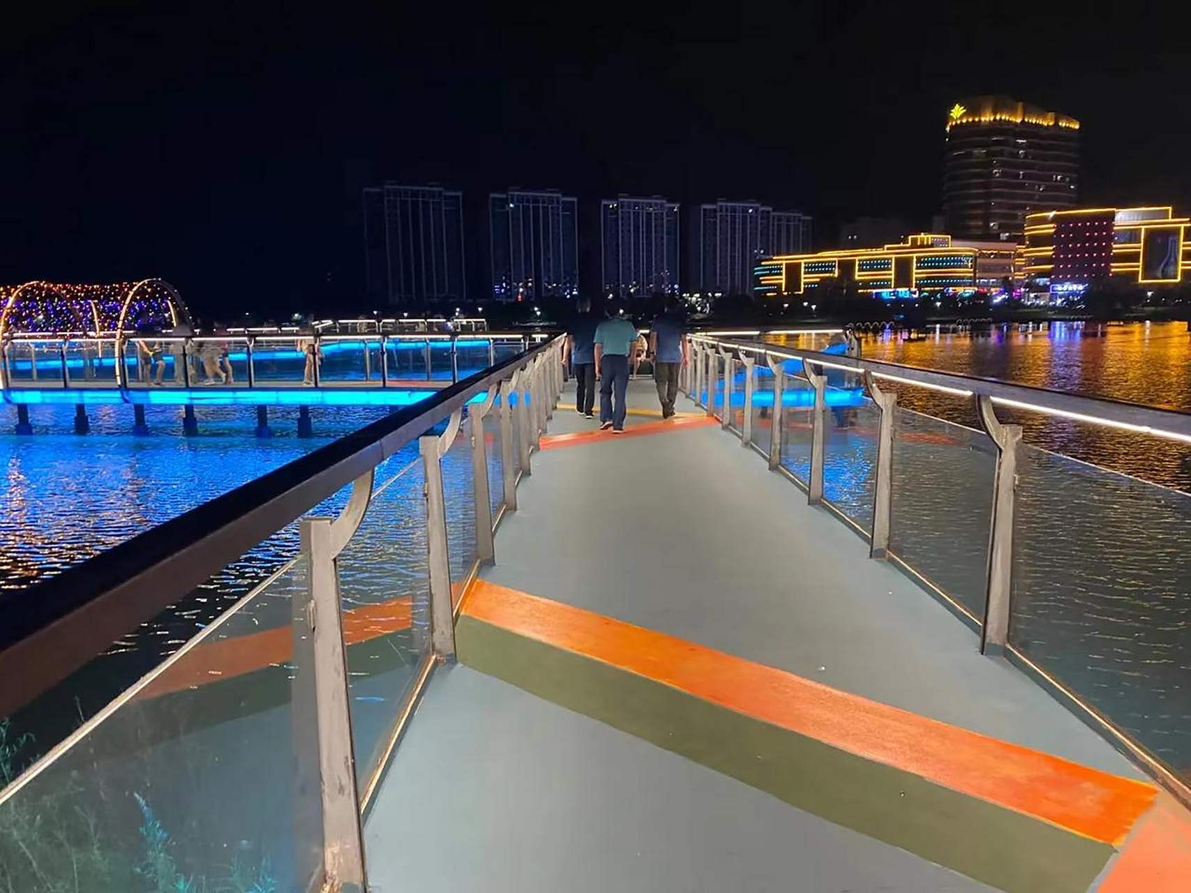 鹰潭市余江区金怡广场的夜景可谓是美得不要不要的!