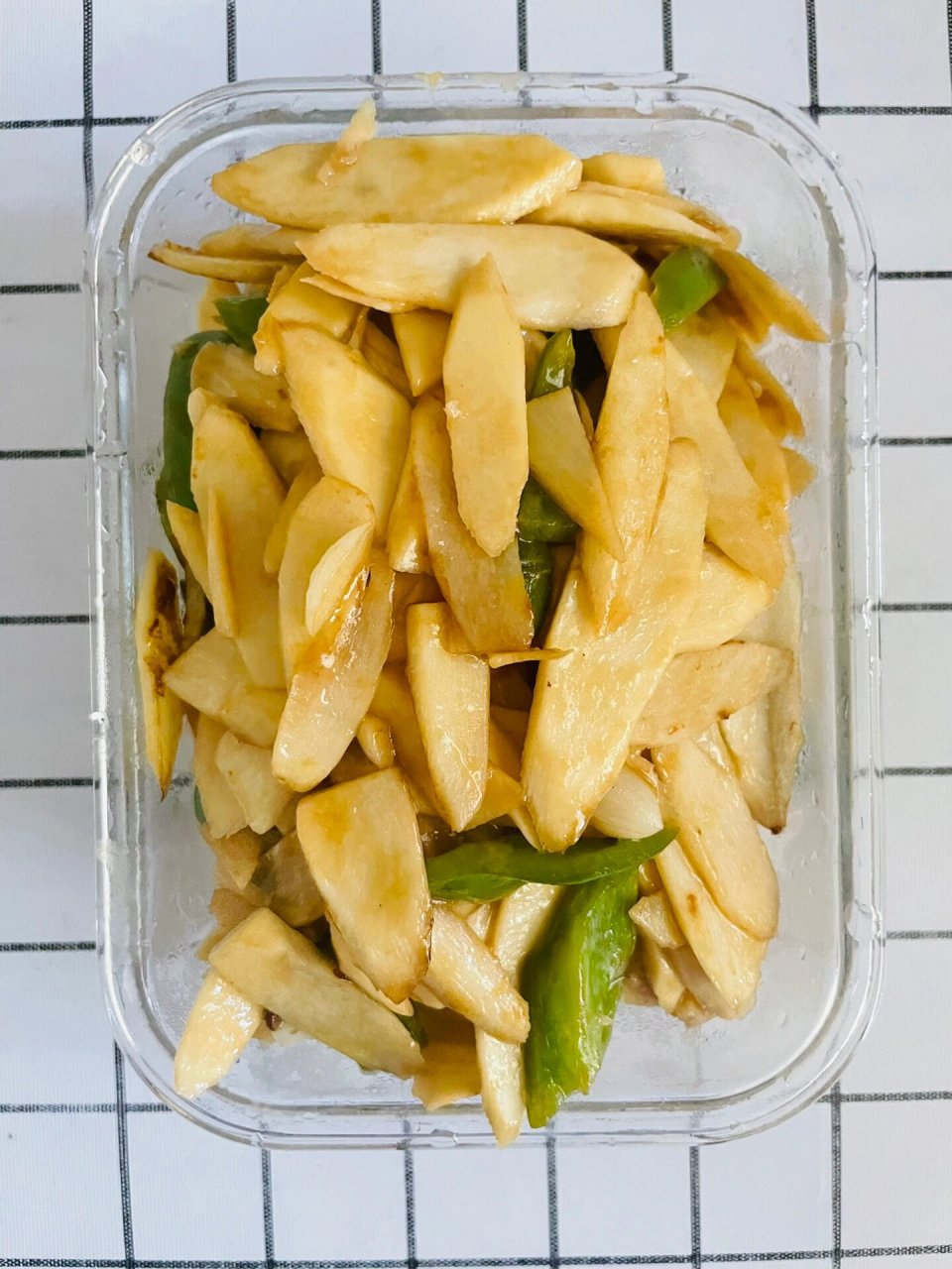 76山药用水洗去外皮泥土,刮皮斜切成片备用; 77青椒切成菱形块