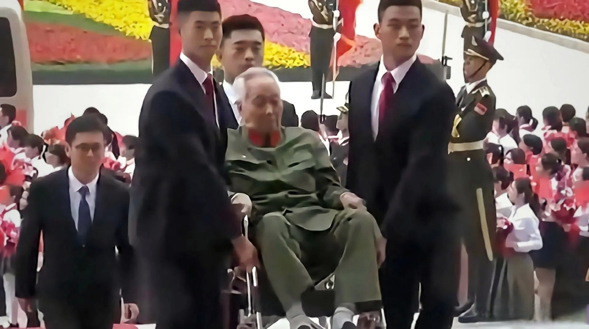 101岁老英雄郭瑞祥,曾一战歼敌1000人,"七一勋章"颁发时,抬进会场