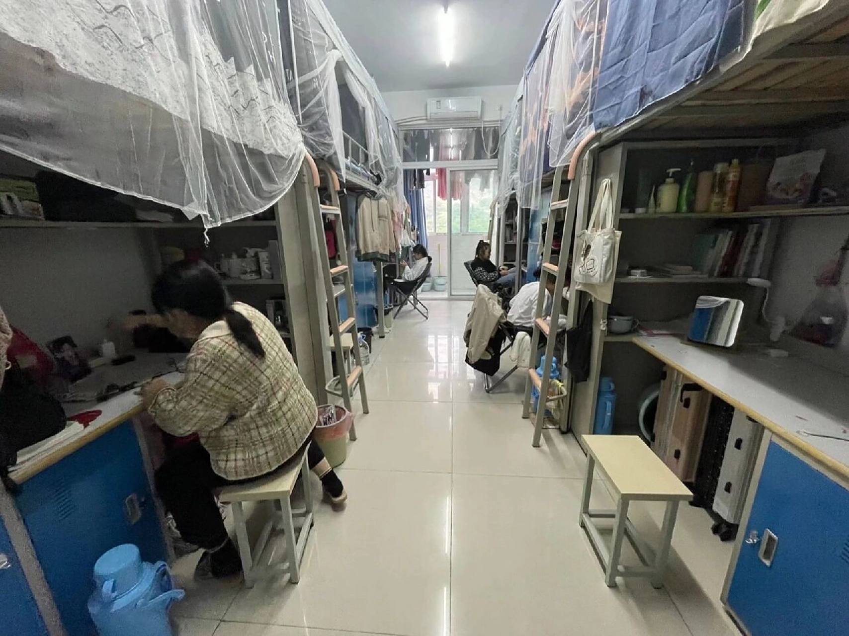 巢院宿舍和美景 第一张是女寝十栋也就是学生口中的最豪华的寝室二是