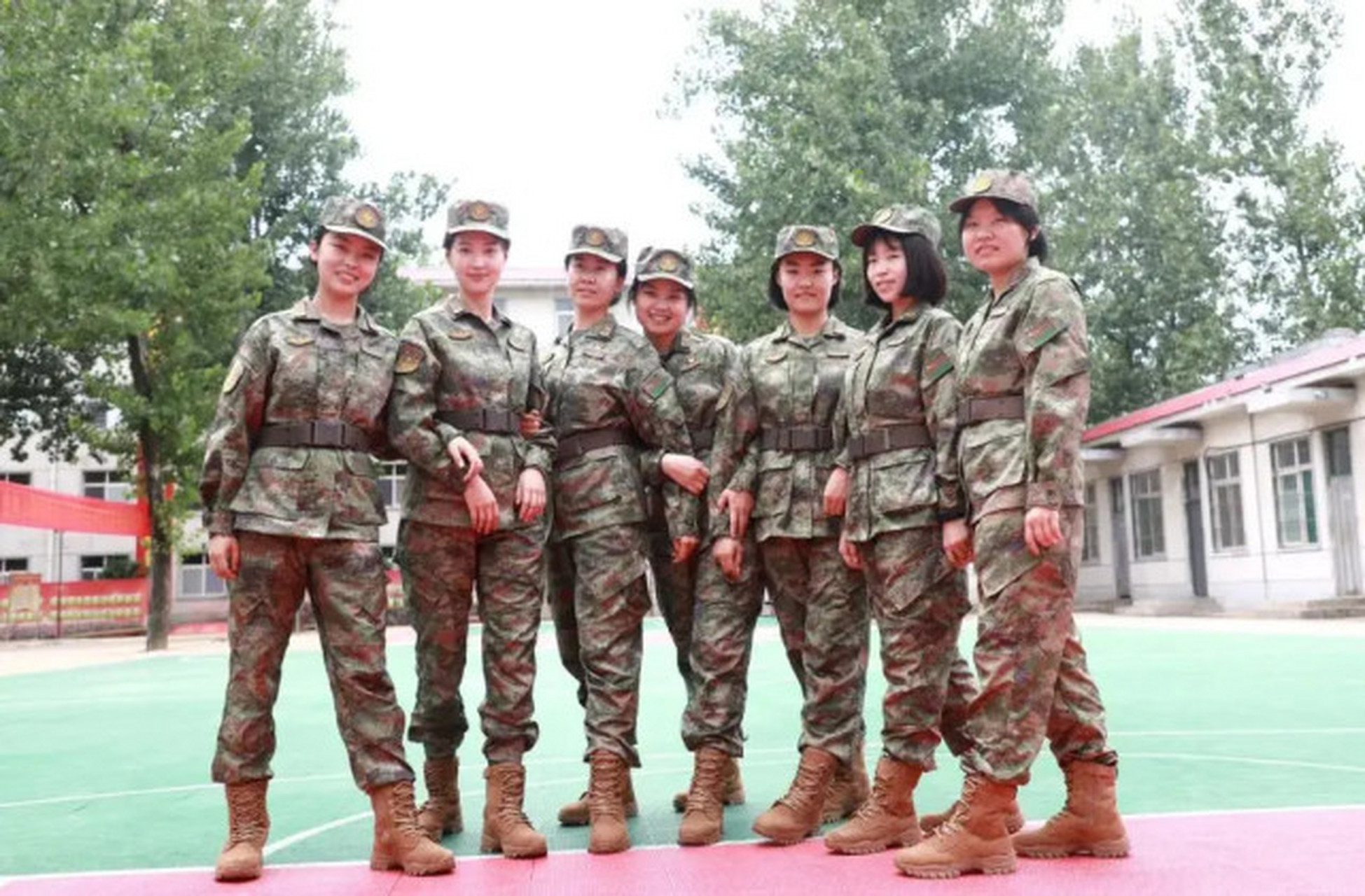 21式作训服确实比过去的强不少 最近总有人晒21式作训服,还有星空迷彩