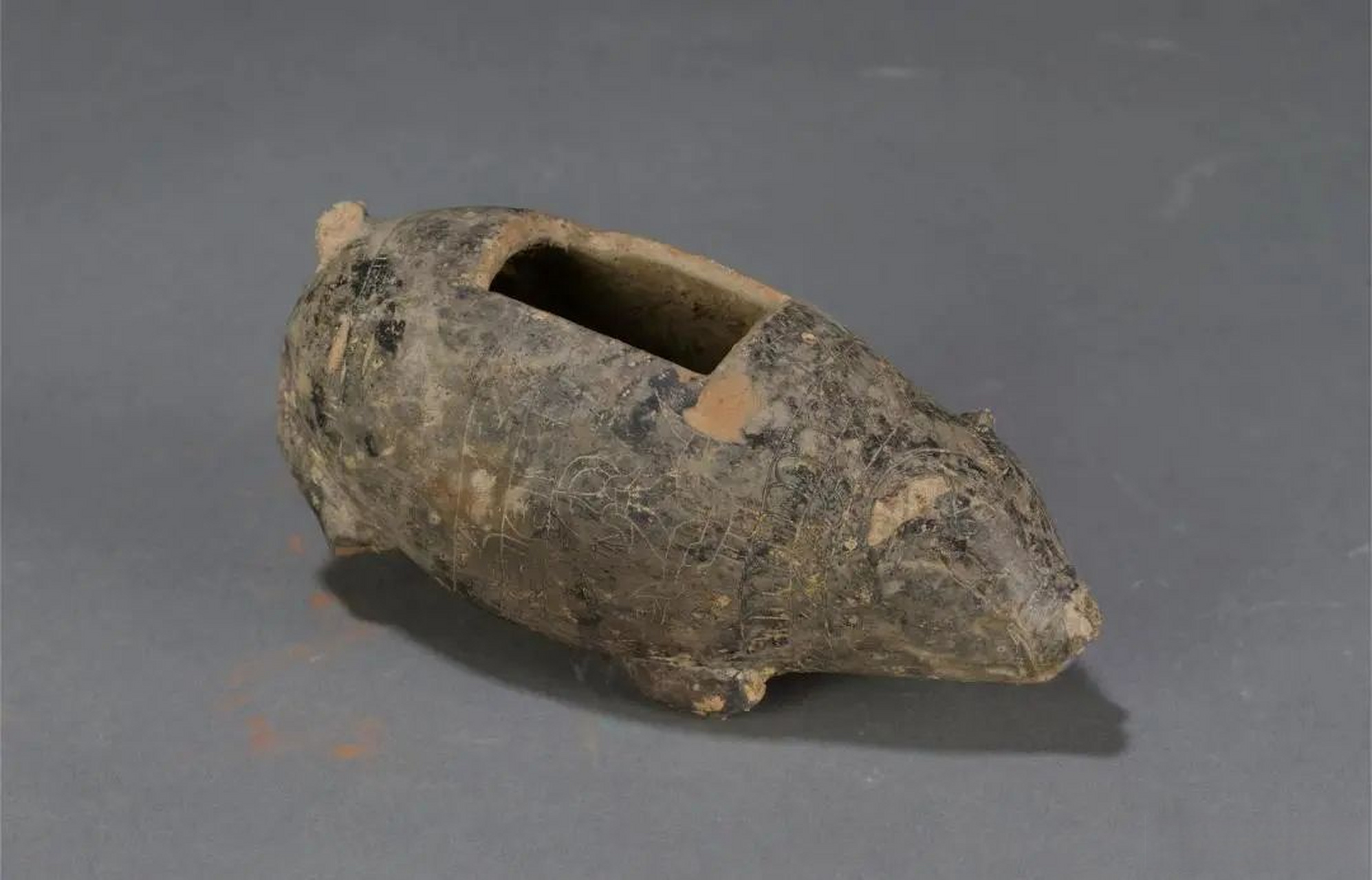 猪形陶尊 崧泽文化(距今约5800-5300年) 2002年江苏常州新岗遗址39号