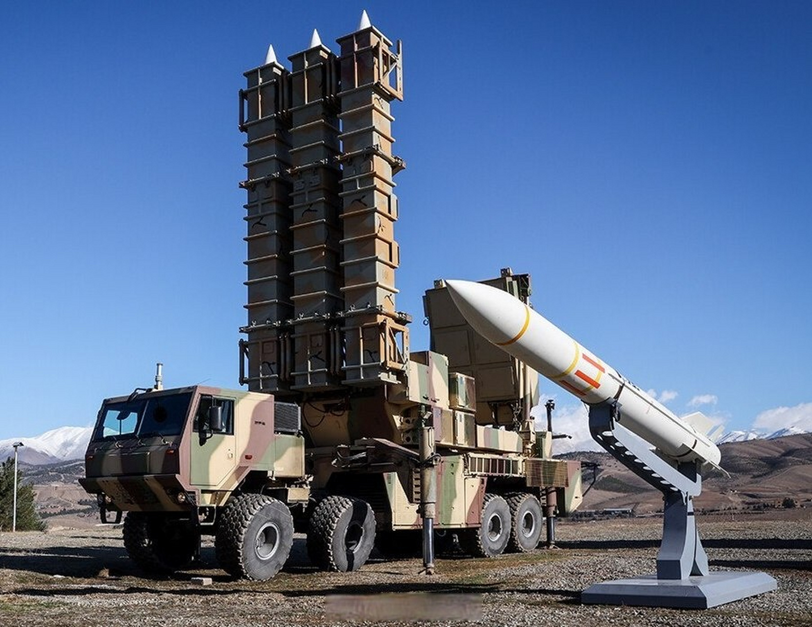 【#伊朗发布新型防空系统#】当地时间17日,伊朗国防部发布了最新"阿尔