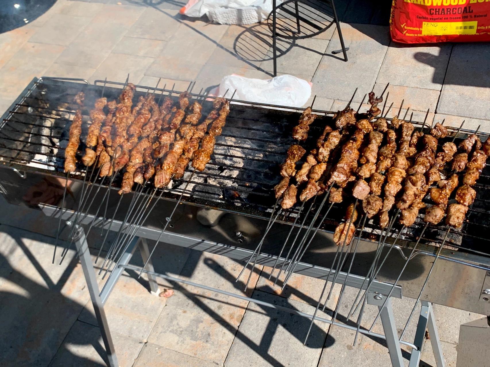 后院烧烤|让羊肉串软嫩多汁的秘籍 昨天是美国的国庆节,邀请了朋友们