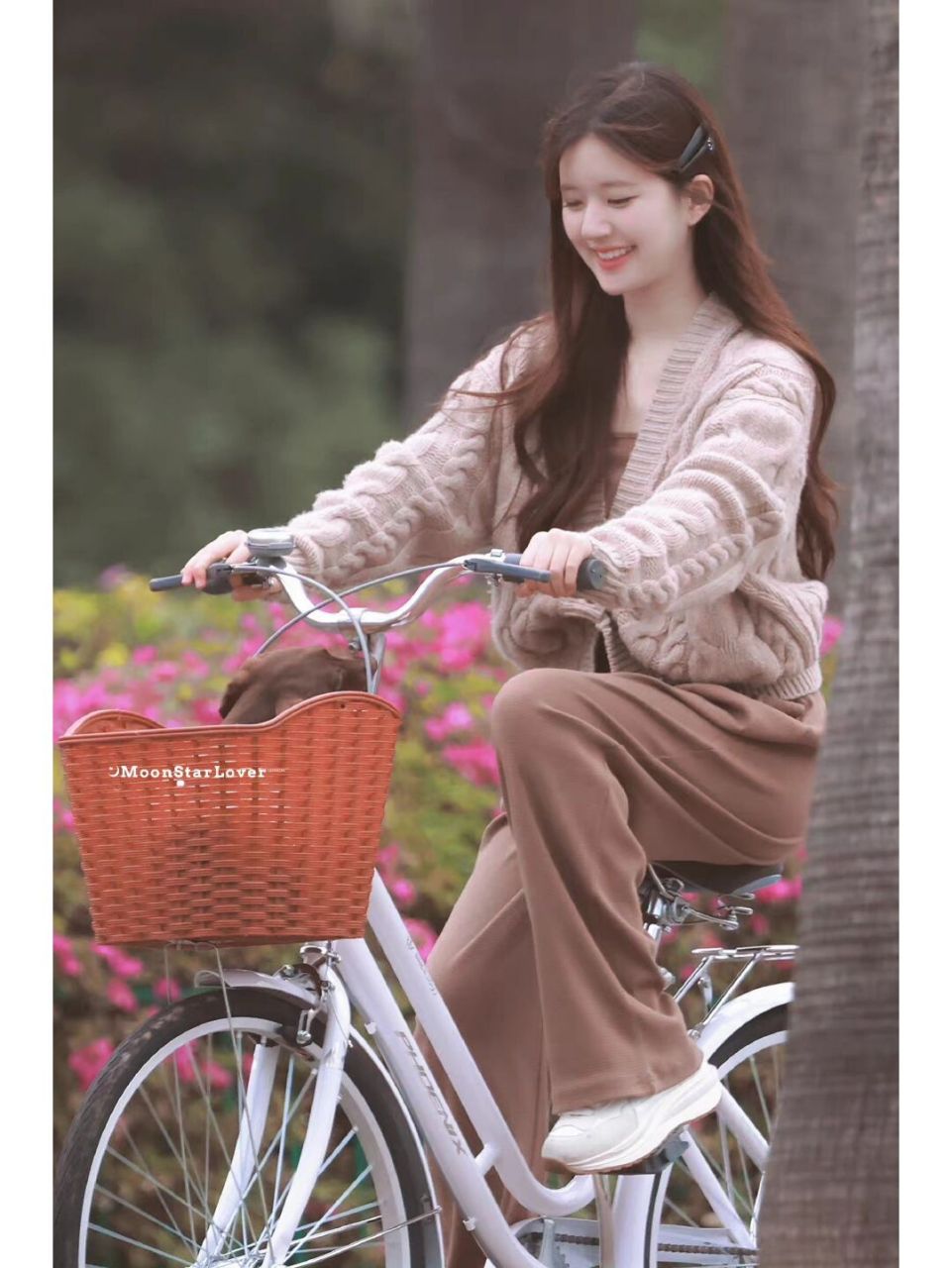 赵露思今日上班私服,骑单车的明媚少女~米驼色针织开衫搭配棕色阔腿裤