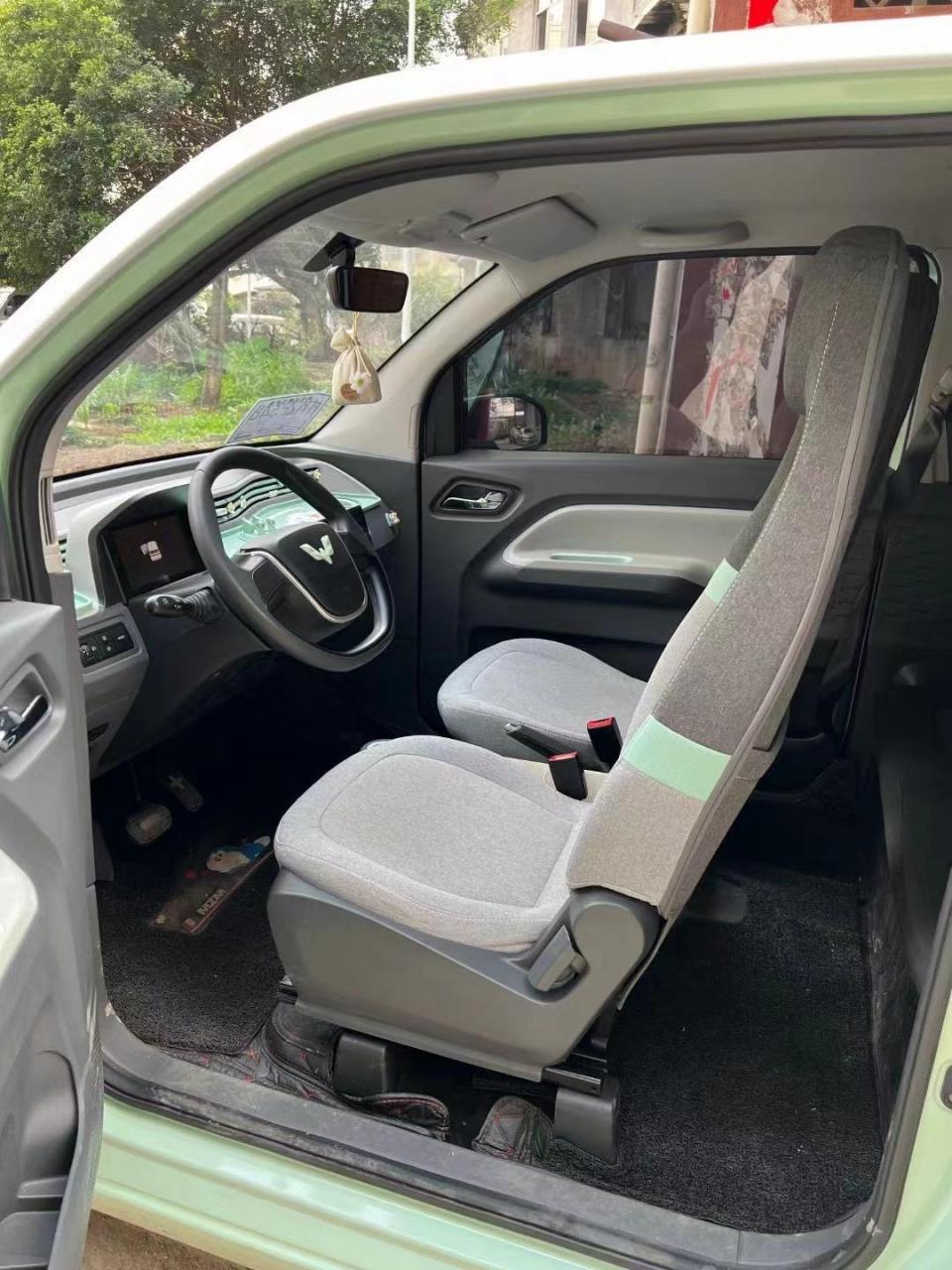 五菱宏光miniev马卡龙170续航,22款亮标绿油果,配置安全气囊,倒车影像