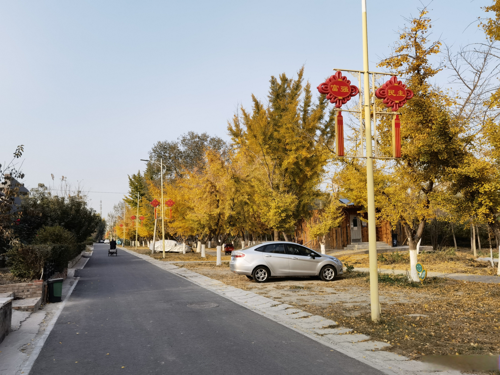 低级红高级黑就是只是高喊口号,实际上损害人民群众利益,危害党和政府