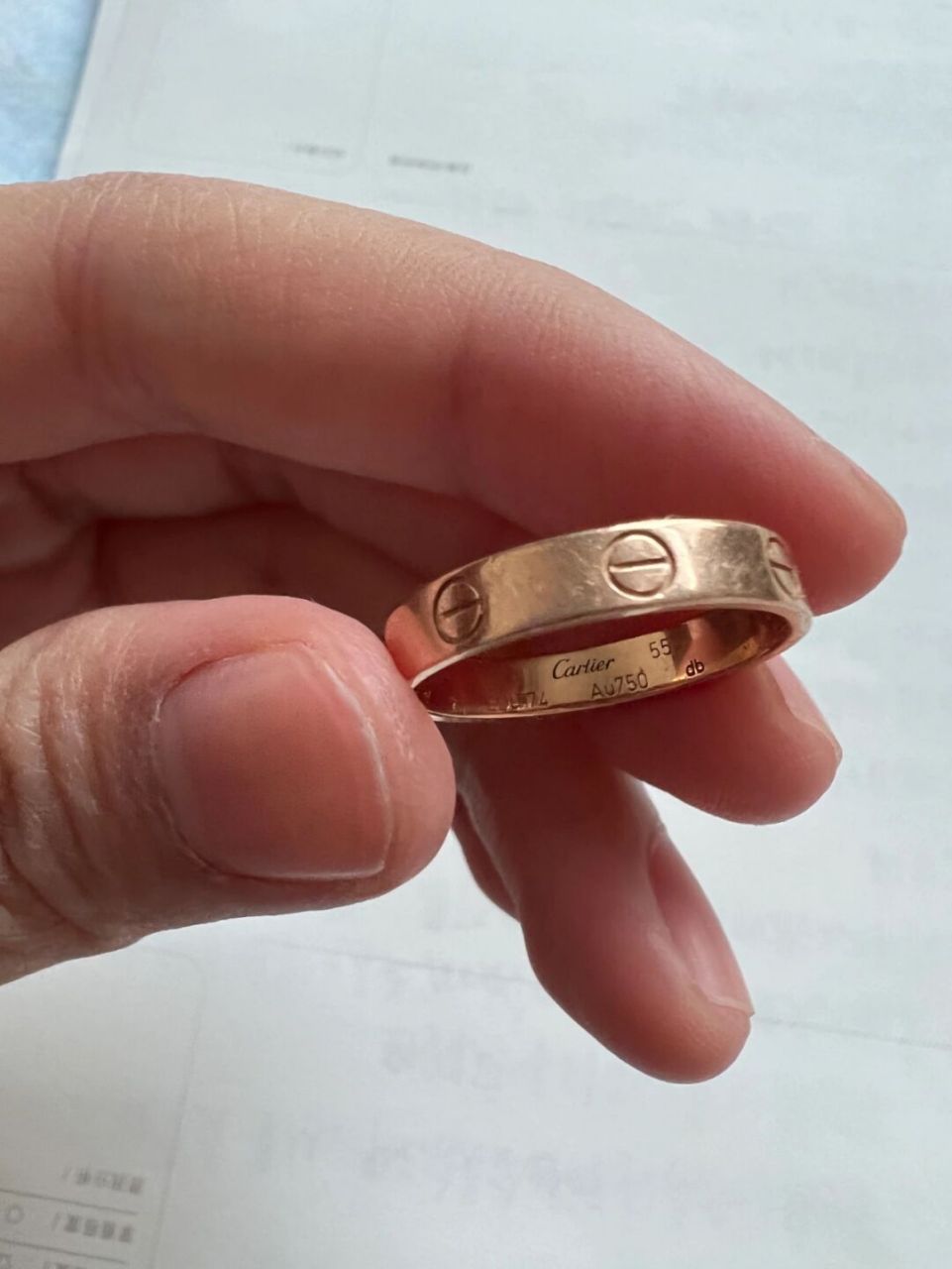 卡地亚戒指真假鉴定 1.看刻印流程程度,整体刻印无毛刺 2.