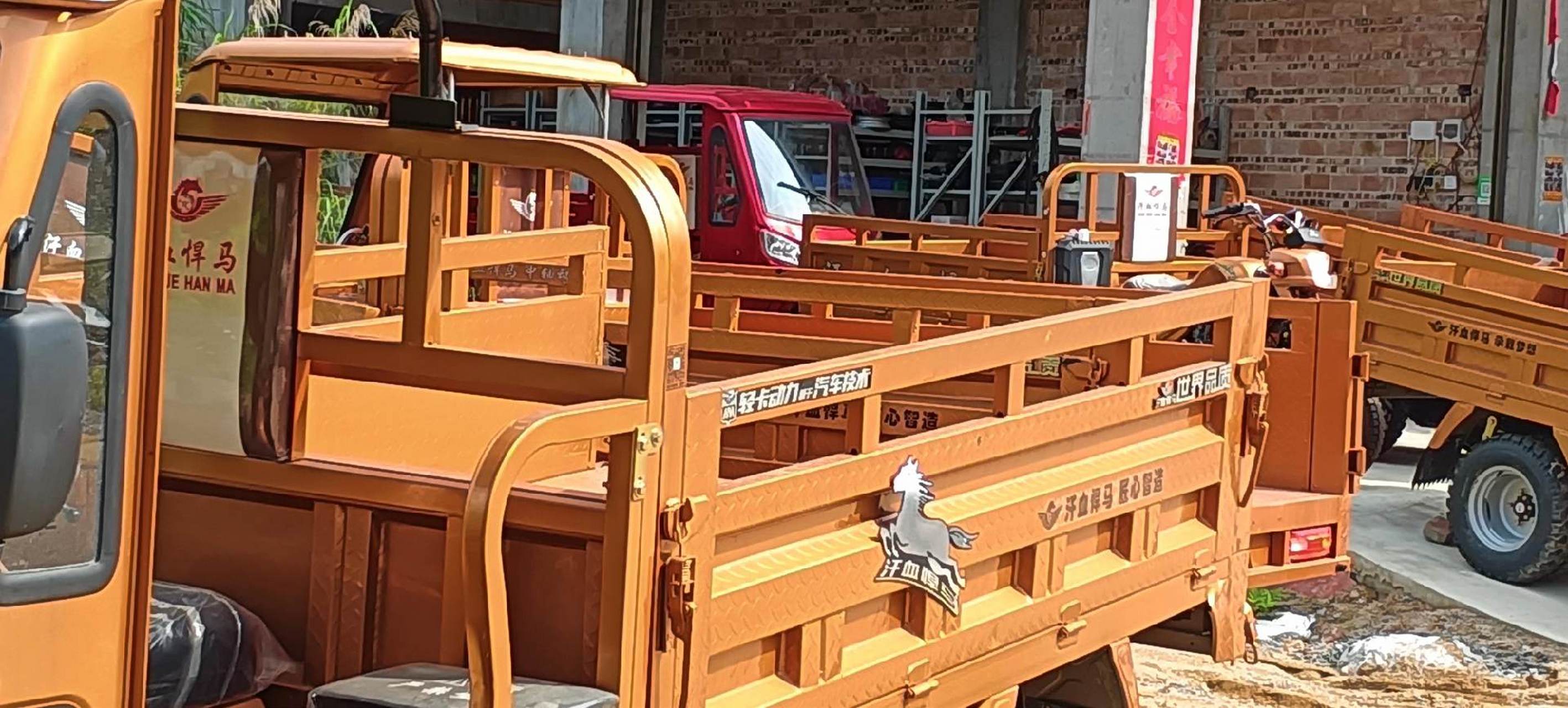 等了一个多月,招牌给挂上了,汗血悍马三轮.