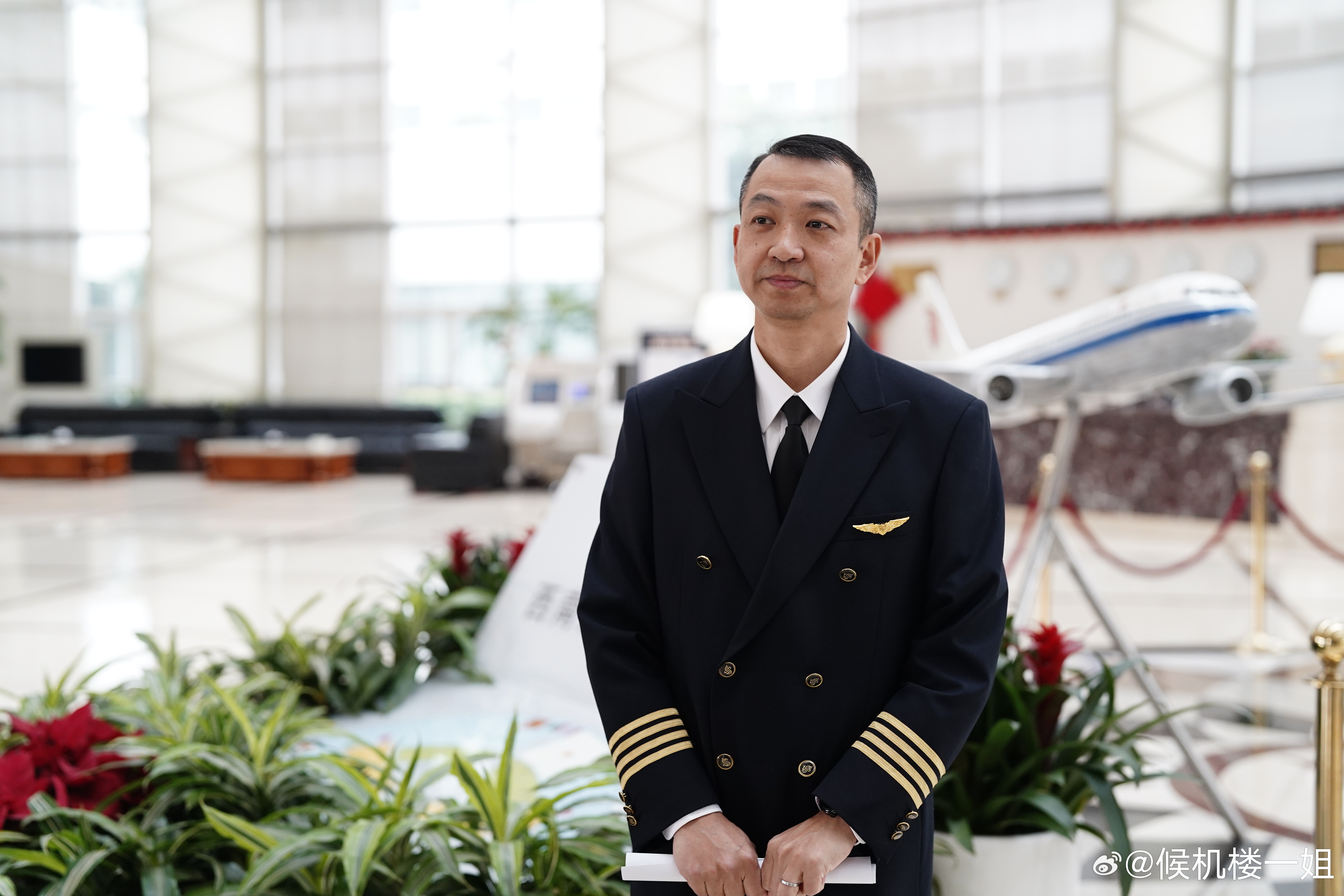 他不仅飞得好,人还特别风趣,曾经上过央视纪