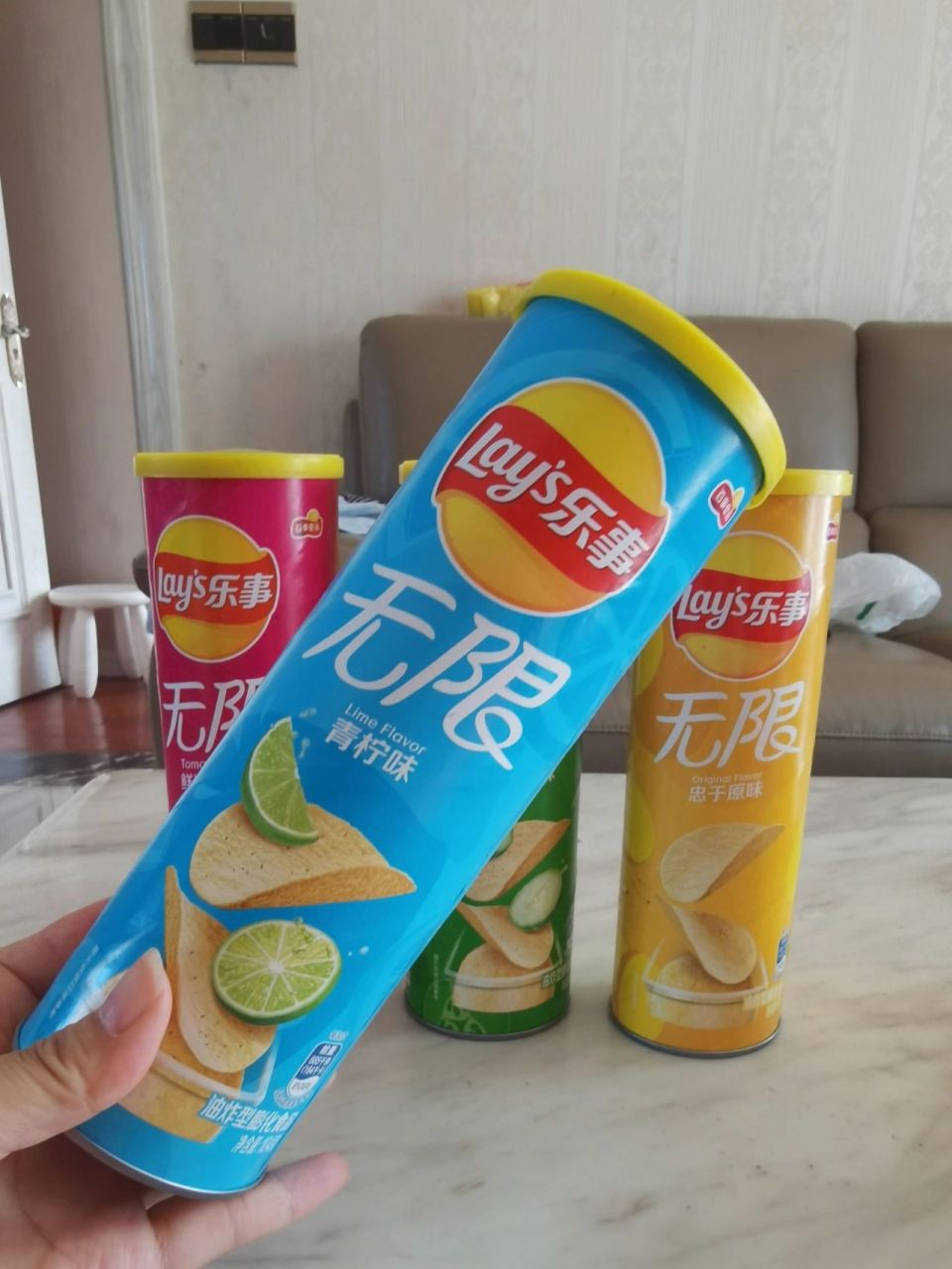 粘土手工制作 变废为宝 小朋友给攒了很多的薯片盒,等着妈妈给变成