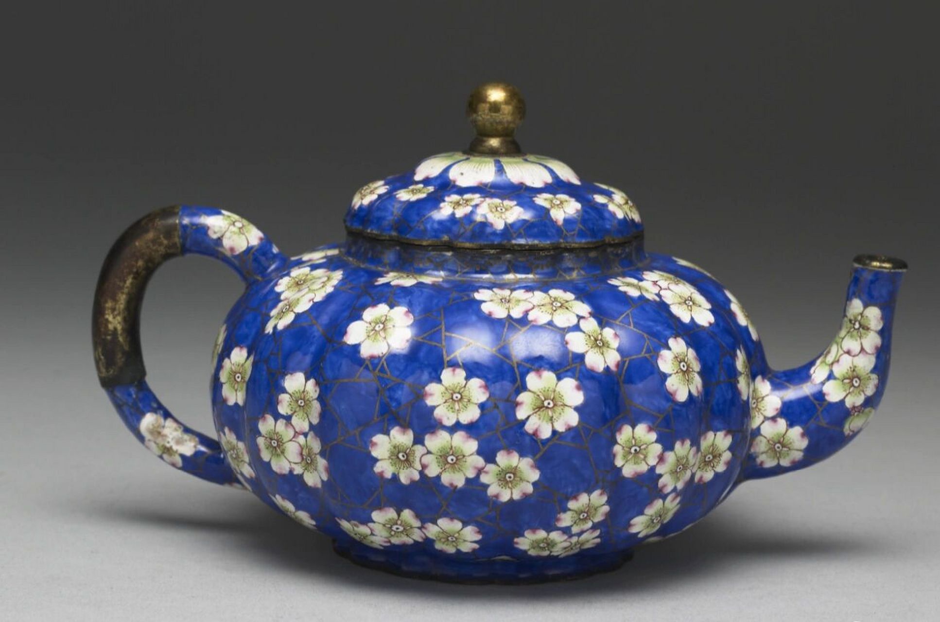 是以仿宋官窑冰裂片纹为地,在其釉面绘画上朵梅或枝梅,将冰裂纹釉面的