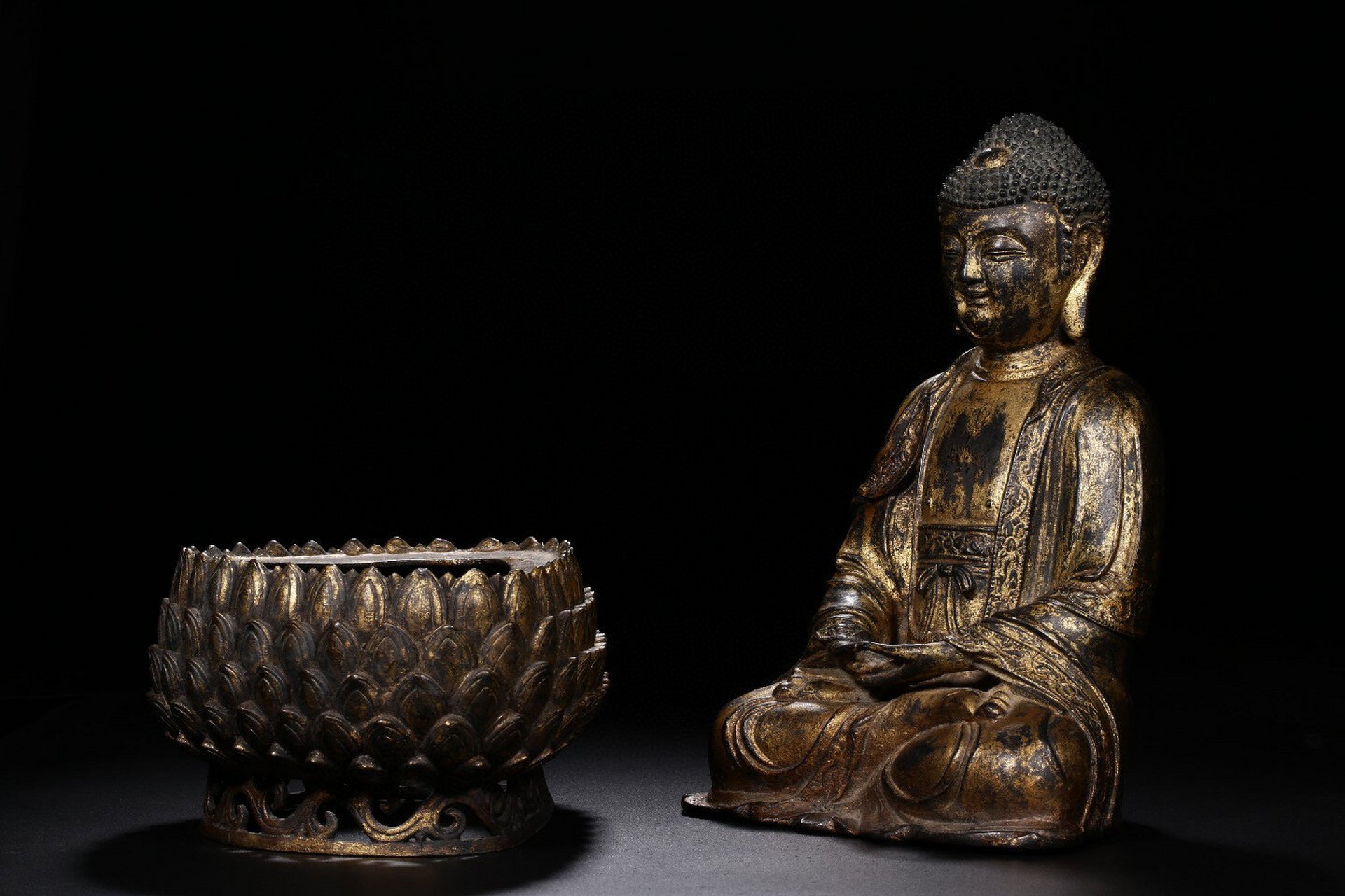 明代 铜流金释迦摩尼佛坐像(原配莲花底座) 高39厘米,重5650克,此尊
