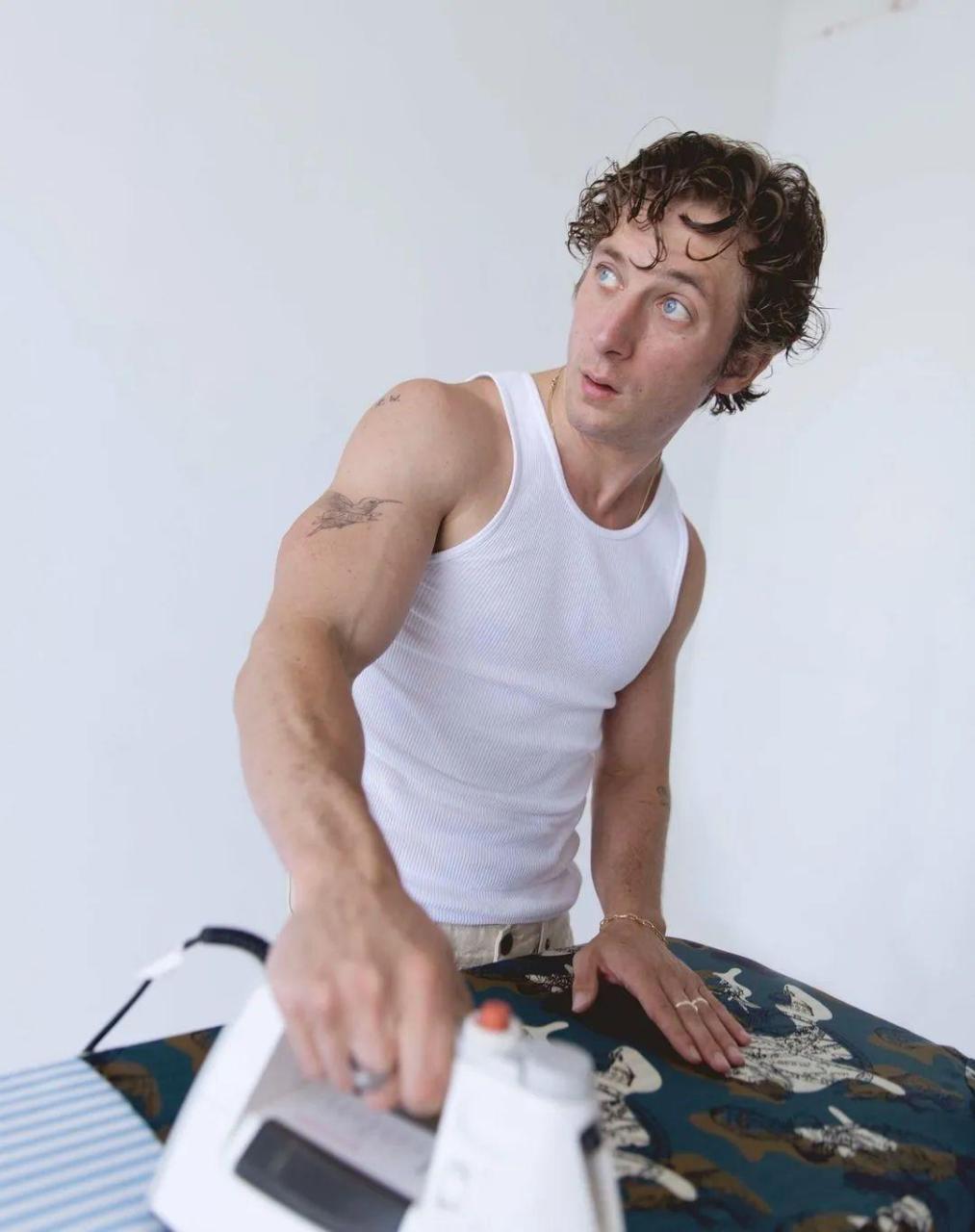 32岁的男演员 jeremy allen white(杰瑞米·艾伦·怀特)宣布和妻子