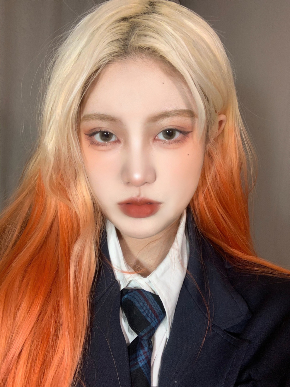 仿的眼妆参考的是画师coral画的jennie证件照的眼妆 我本身是比较圆的