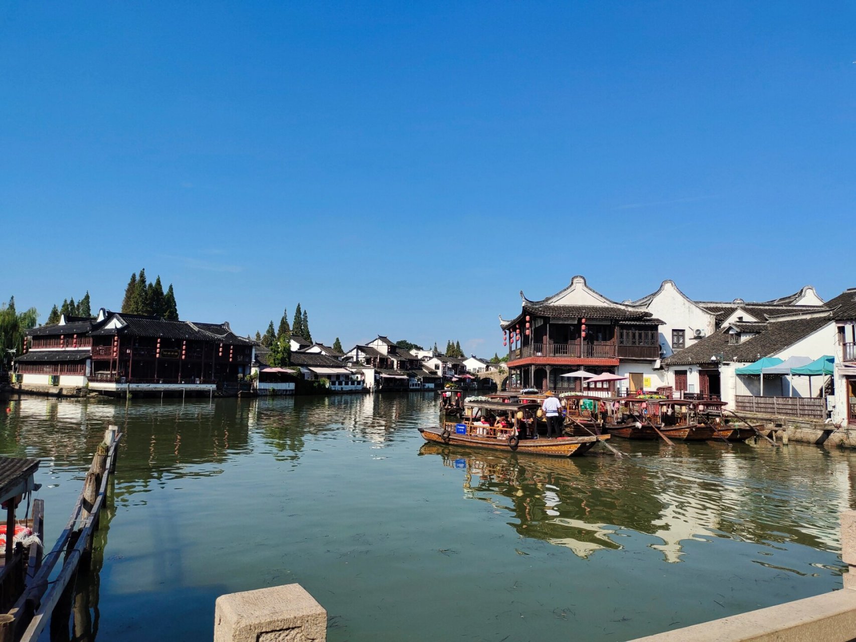 朱家角古镇淀山湖彩虹桥一日游 比起朱家角古镇的嘈杂 更爱淀山湖的寂