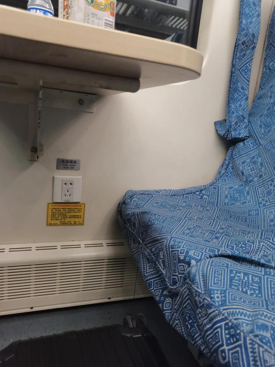 座位车厢的所有电源插座都是摆设,这是在欺骗公司,欺骗乘客,还是在