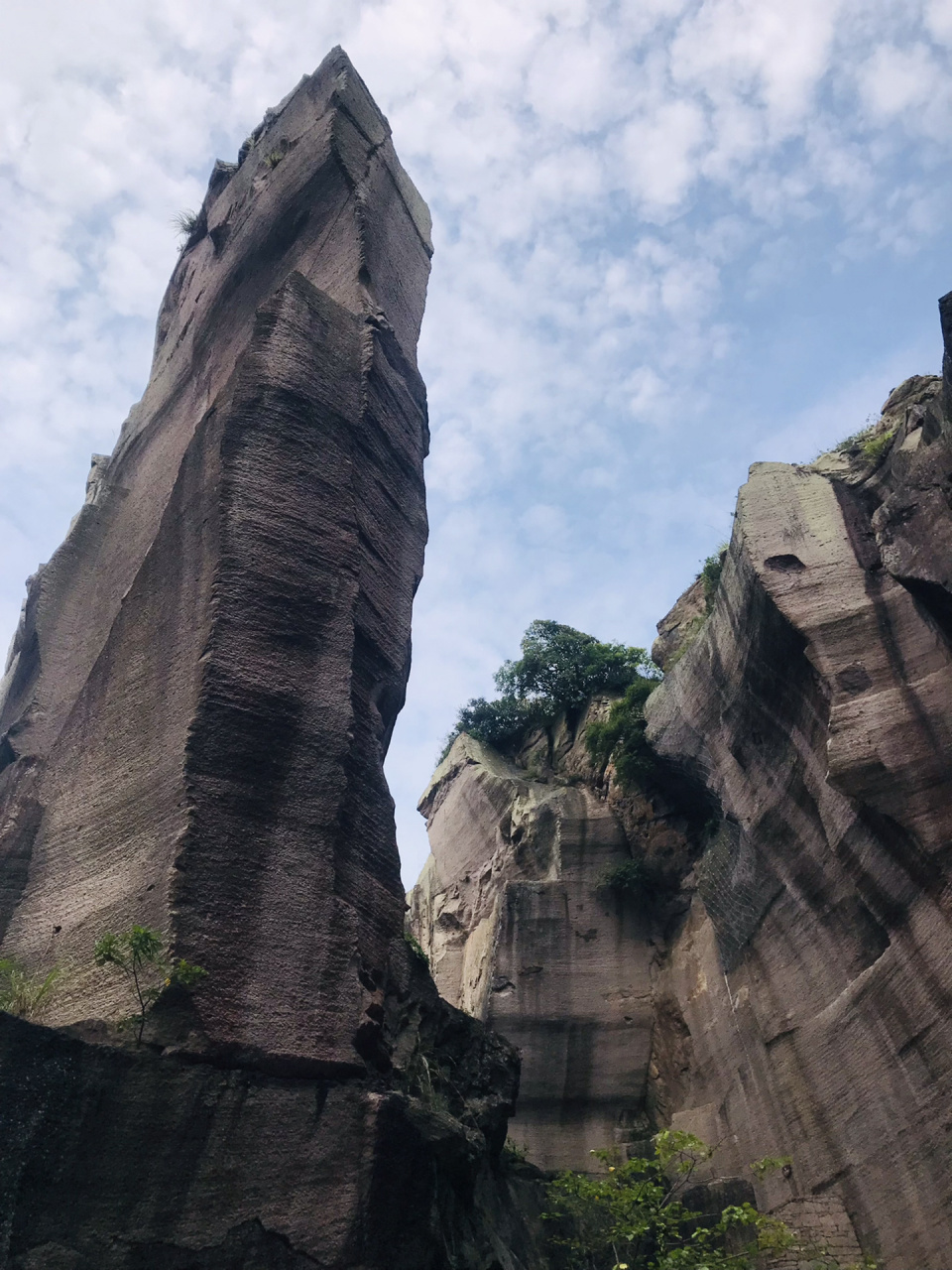 岱山石壁   双合石壁 双合,是村名,石壁,是古代采石场遗址,双合石壁