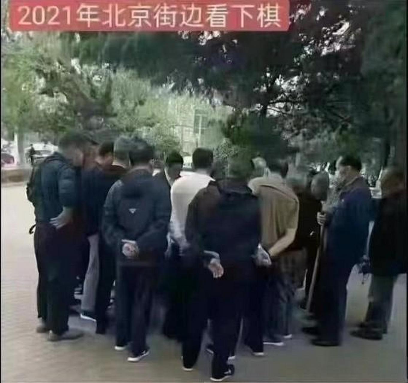 被很多人围着的图片图片