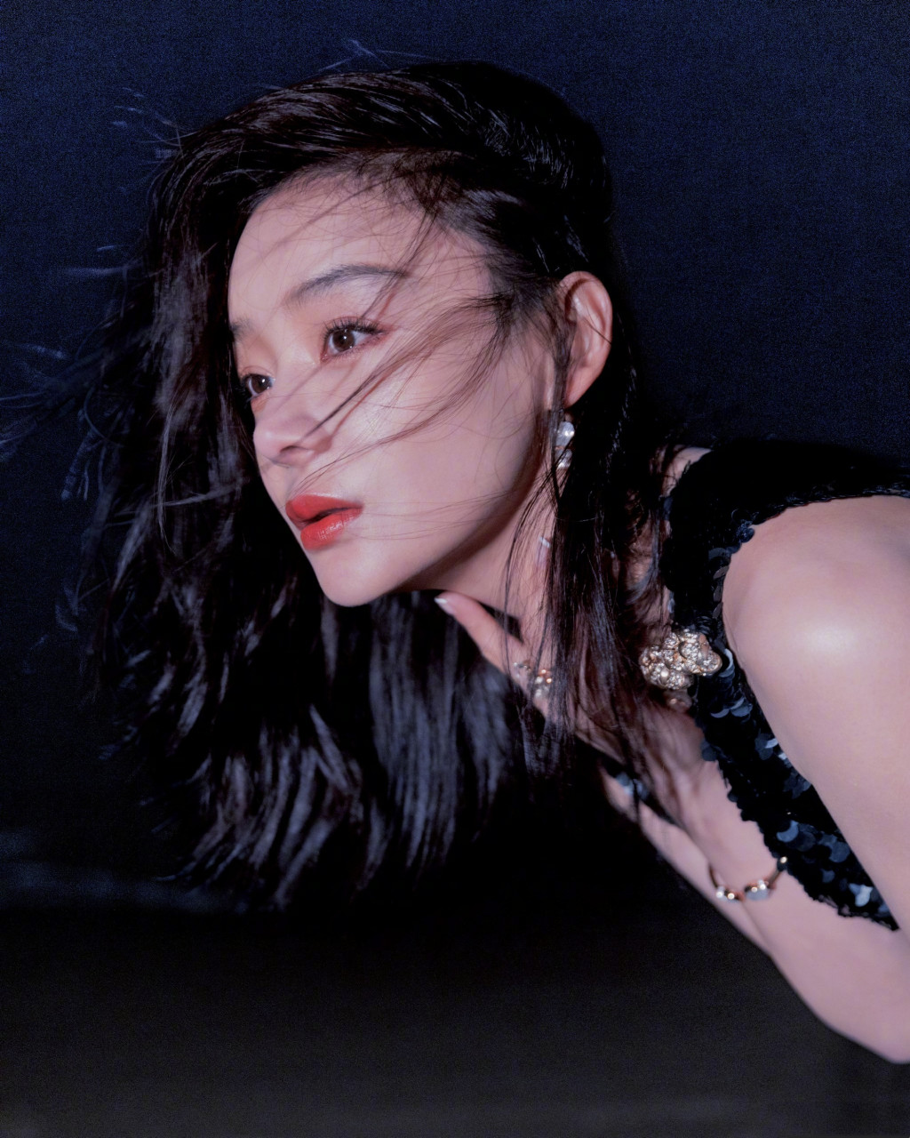 袁姗姗暮色大片,一袭黑色长裙,红唇长发,热烈迷人.