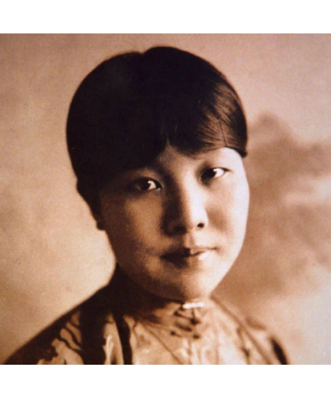 "次日,冰心偷偷将照片换成了阮玲玉,可一个星期过去了,吴文藻却没有