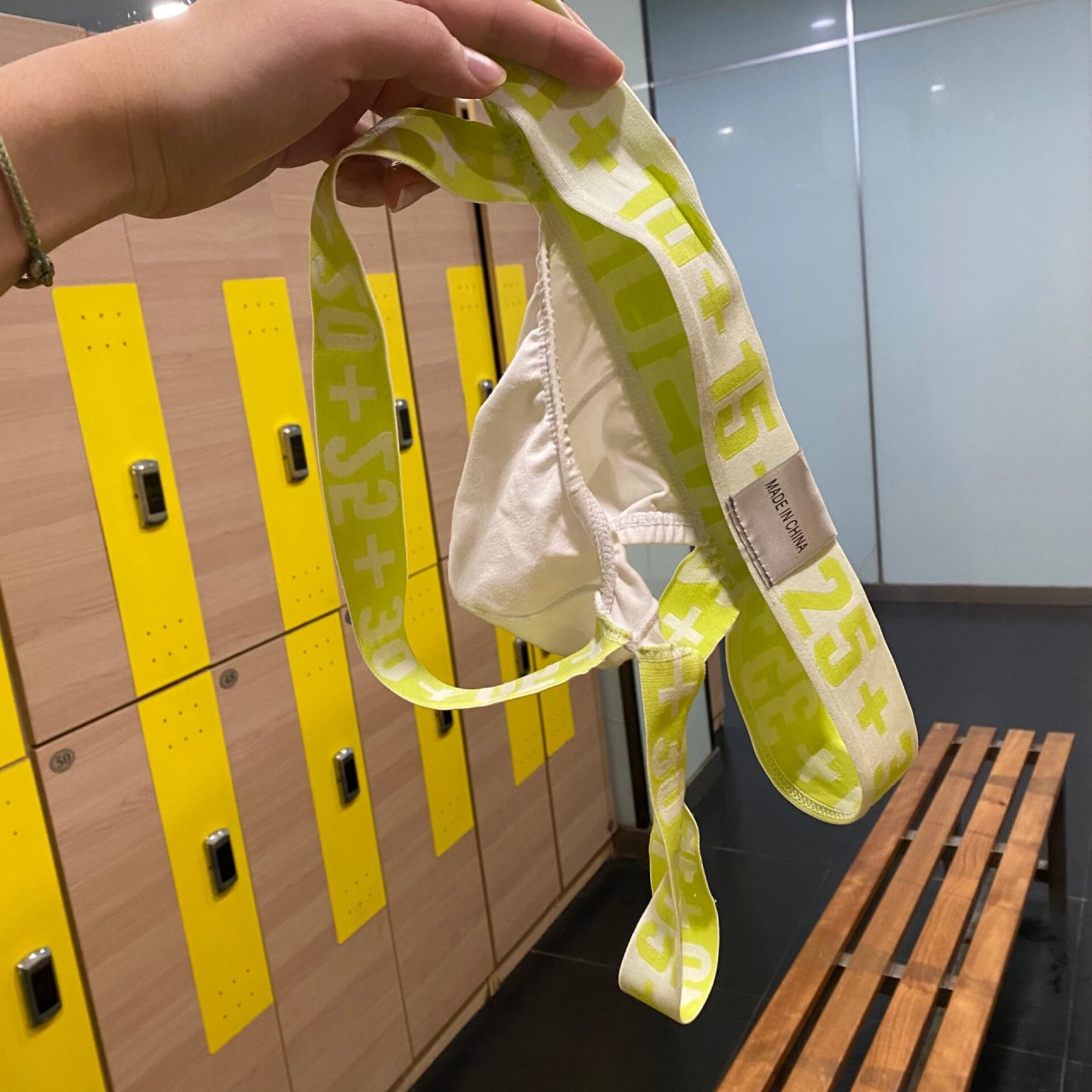 每次穿双丁内内去健身房运动完 洗漱换衣服都得躲着人怕被看到 冬天