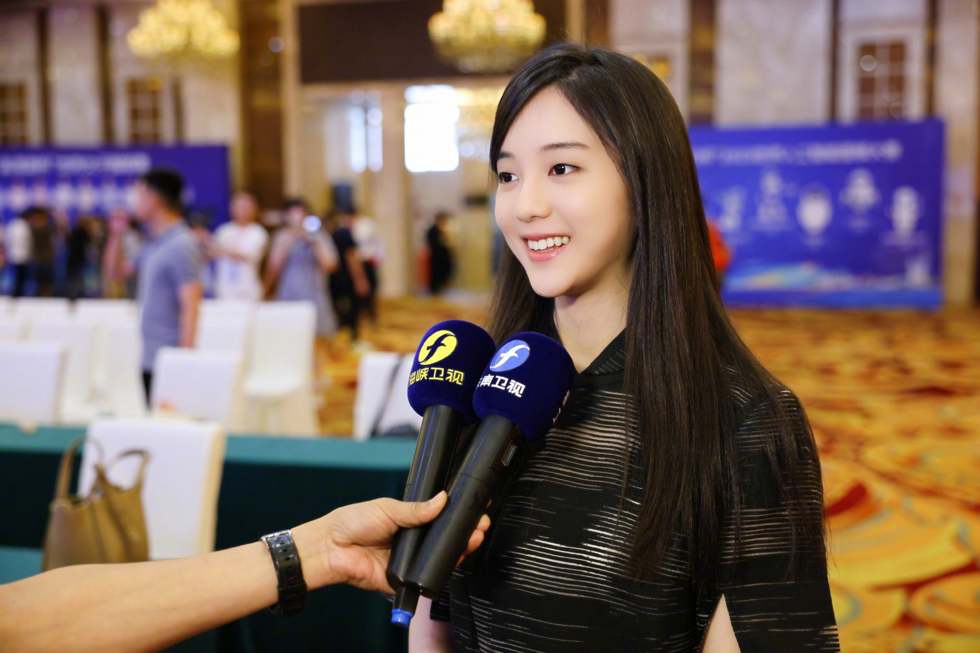 高颜值棋手在福州梦幻联动  高颜值棋手俞俐均四段来到福州,在第六届"