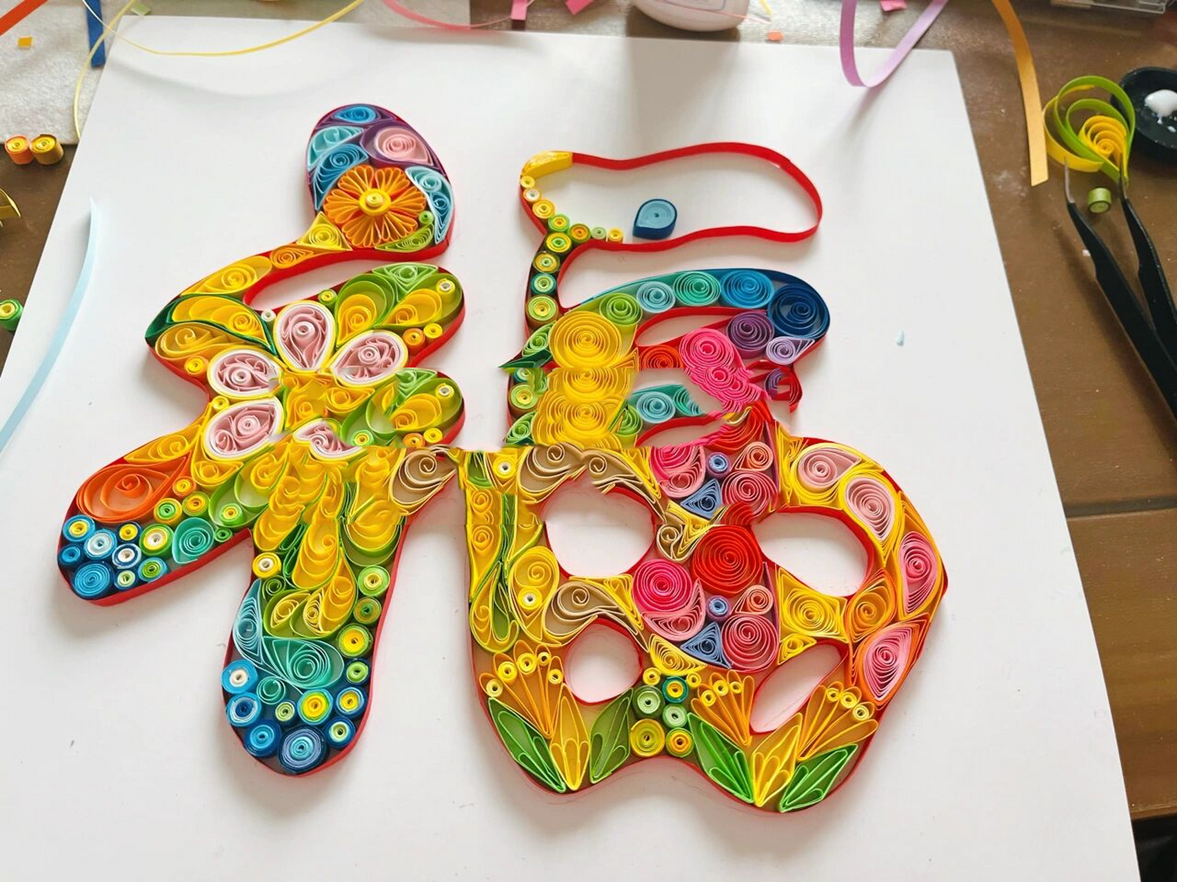 2.在底板上用铅笔画福字的外形,注意不要太大也不能太小.