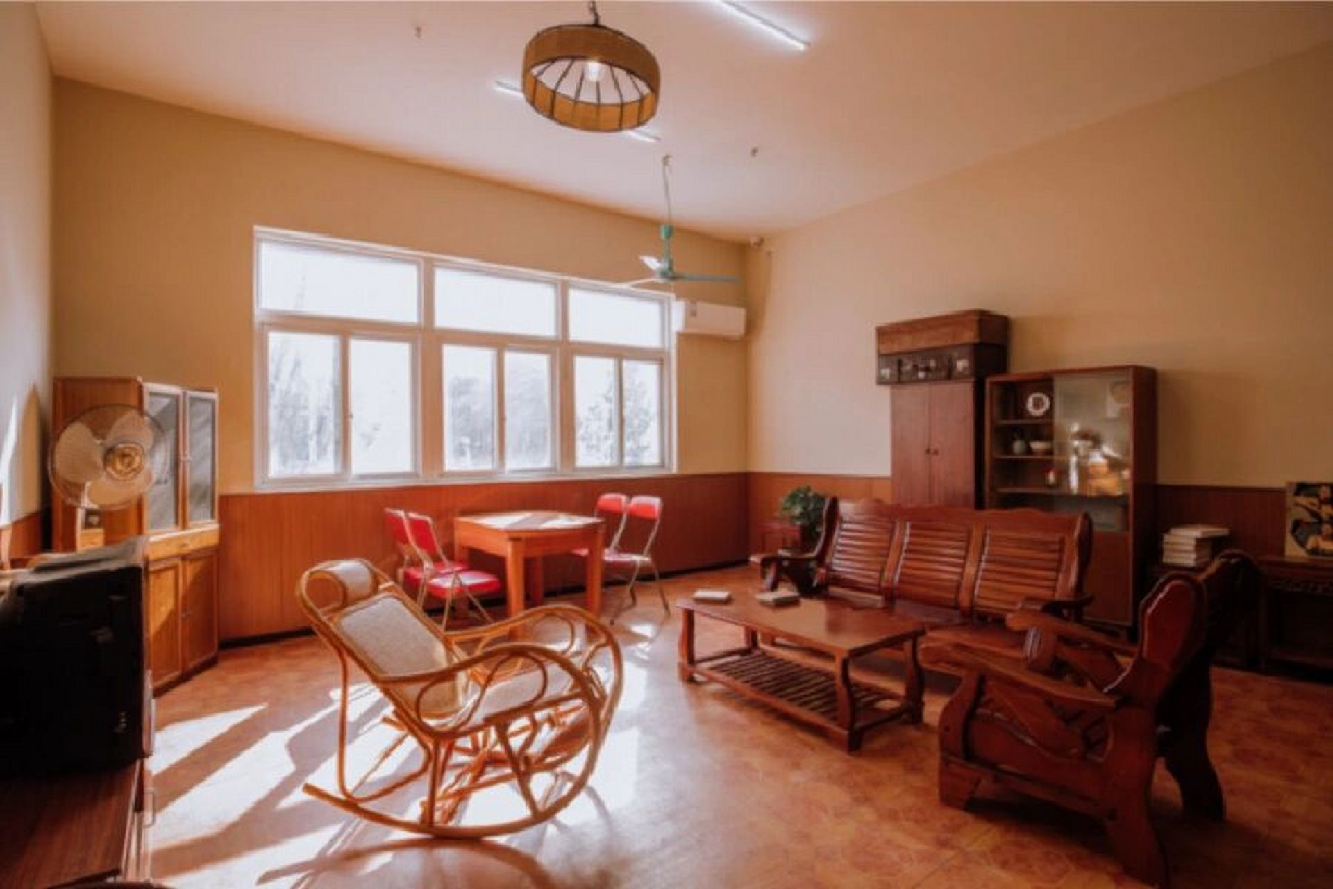 拍摄场景:80-90年代复古老年房 拍摄场景推荐:复古老年房,有老式缝纫