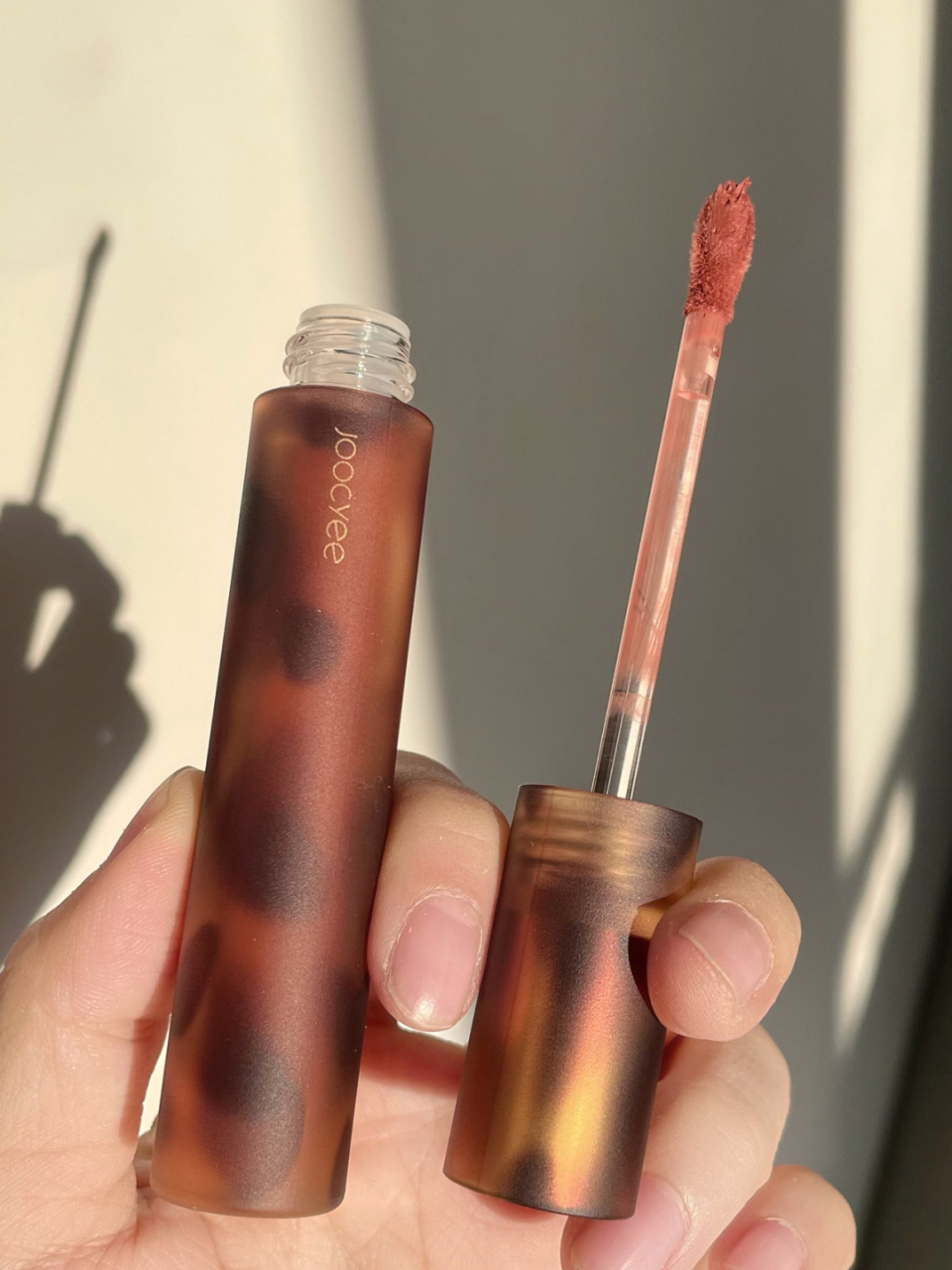 酵色的琥珀唇釉这波真绝了……我all了 发现涂一支爱一支 这支v05