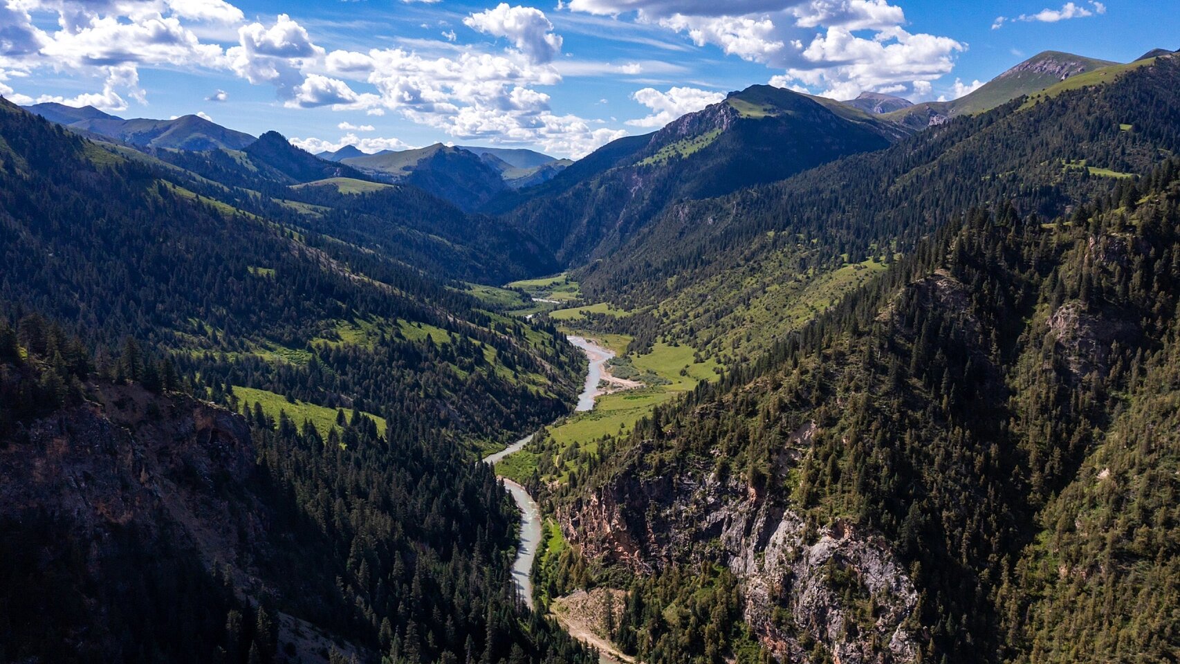 探寻隐世之地:悬于峡谷中的尕尔寺 位于玉树囊谦县的尕尔寺,坐落于