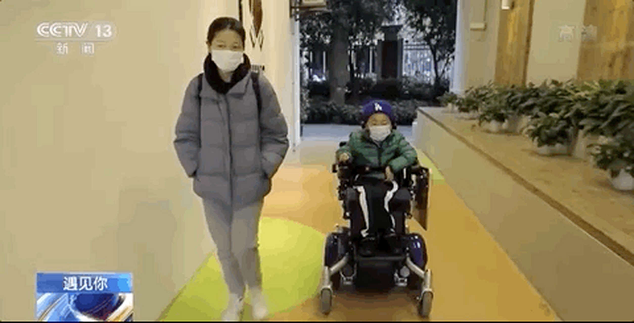 【7岁男孩开变形金刚上学感动全网】7岁的邹维洛患有脊髓性肌萎缩症