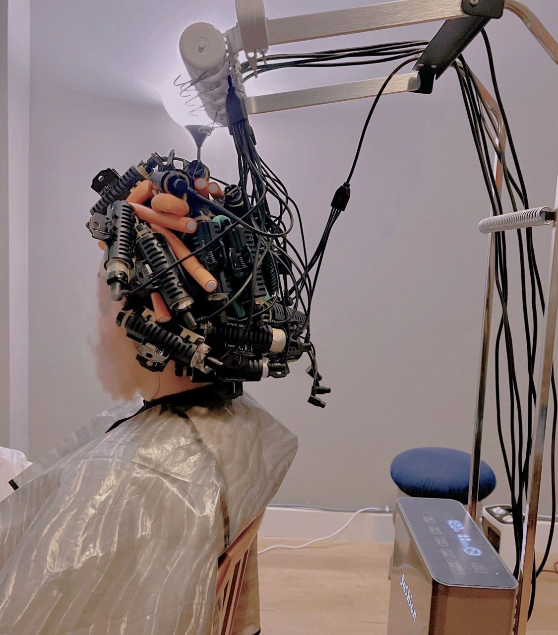 不同的烫发方法,它们之间的区别在于使用的化学剂和处理过程的方式