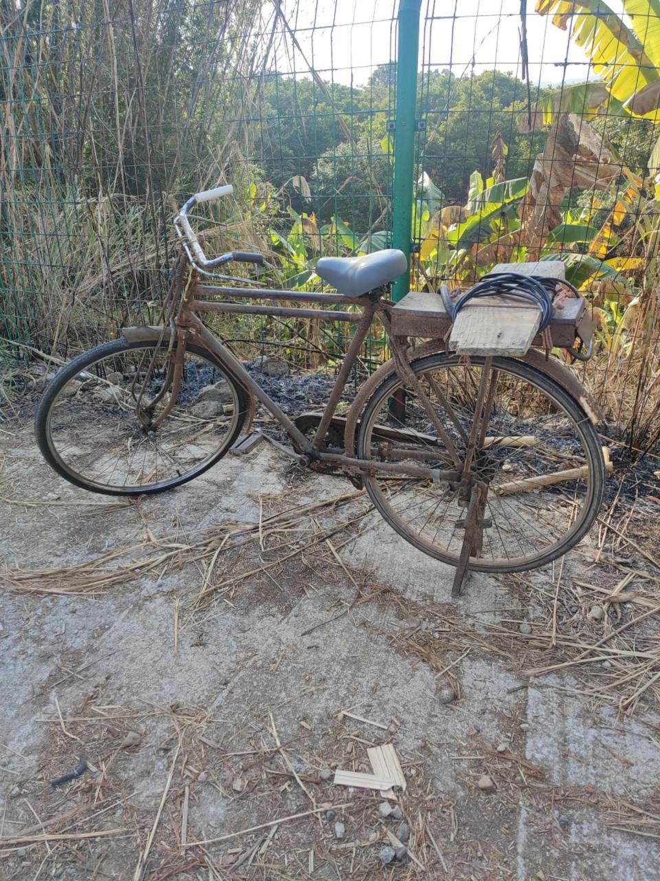 这台是老式28寸红棉自行车了