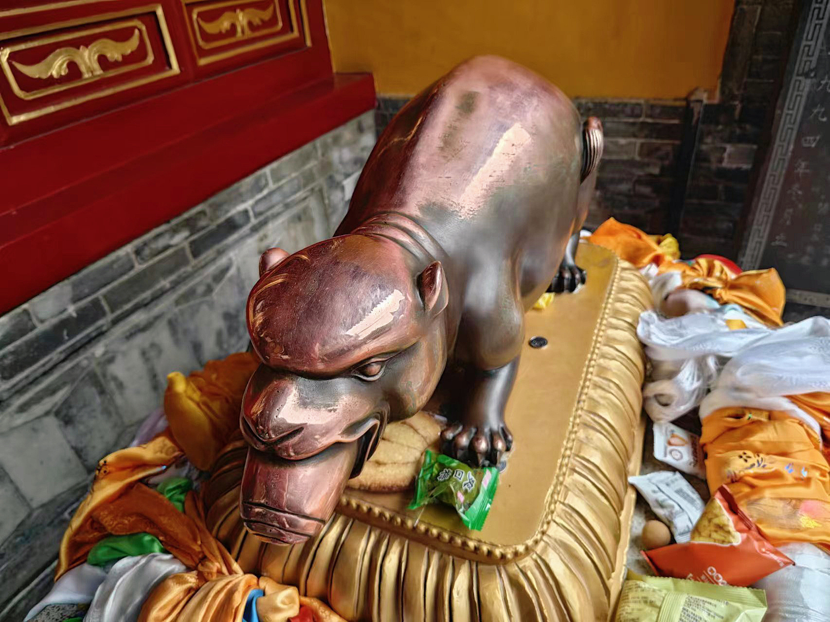 吐宝鼠是财神的手持器物,会口吐摩尼宝珠,象征财宝与成就.