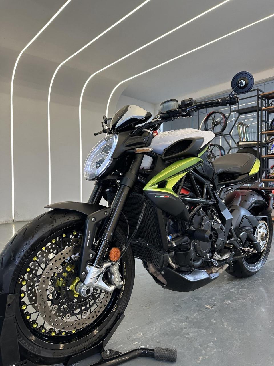 mv奥古斯塔d800rr02白菜价02当初30多万的车如今跌落神坛0202