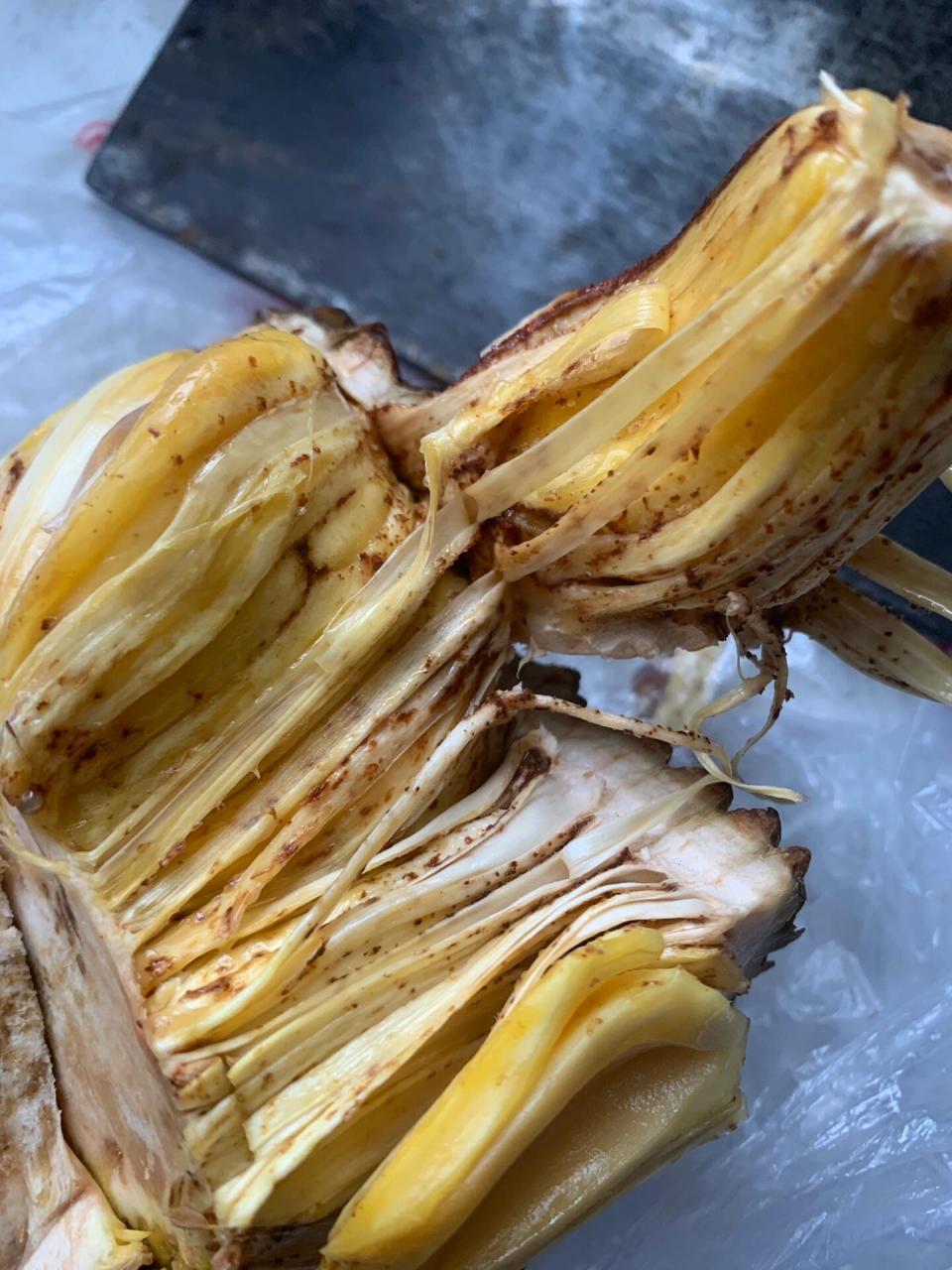 妈妈在水果摊买的菠萝蜜剥开这样还能吃吗 一打开里面就有这种像锈斑