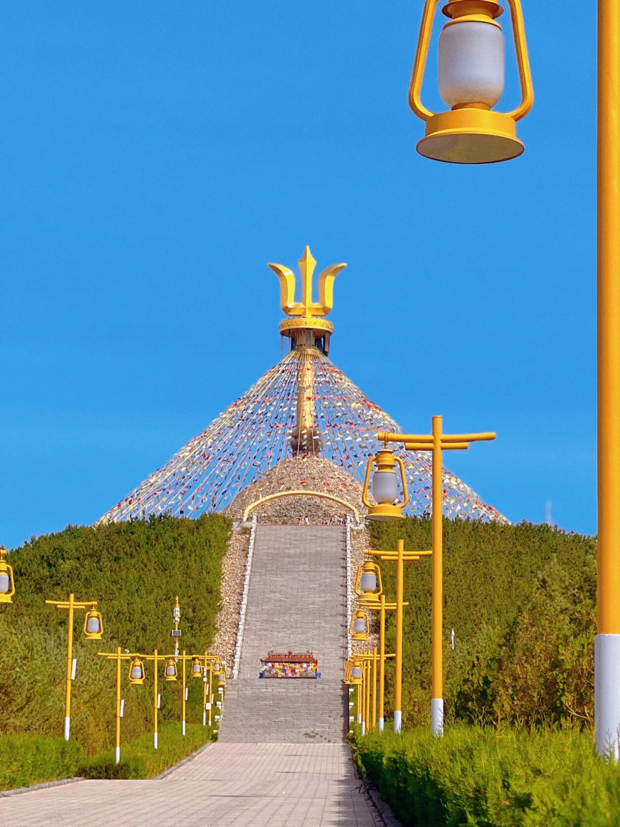 伊克敖包 伊克敖包 据说是亚洲最大的敖包