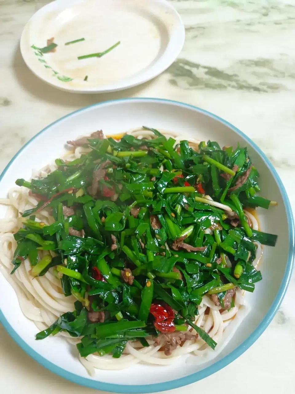 乌鲁木齐头条 20元鸡肉牛肉拌米粉和22元韭菜肉拌面,你选哪个?