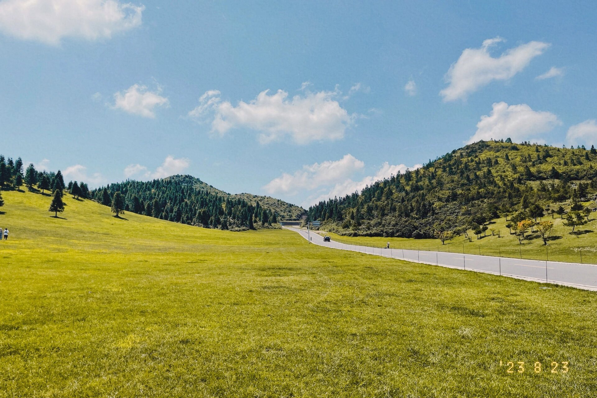 位置01 酉阳菖蒲大草原 	 我们是自驾进入的,先到达菖蒲大草原