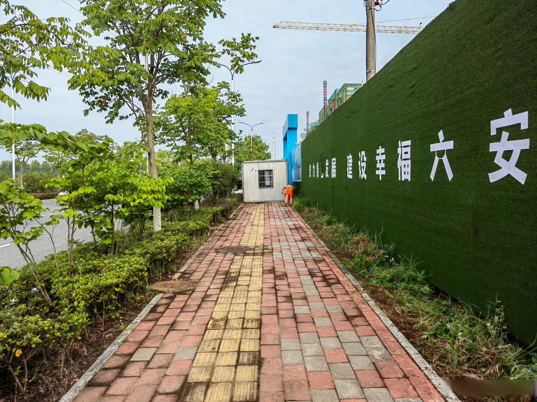 六安红达昆仑印工地外人行道,活动房阻拦,似一方大印严实地戳在前方