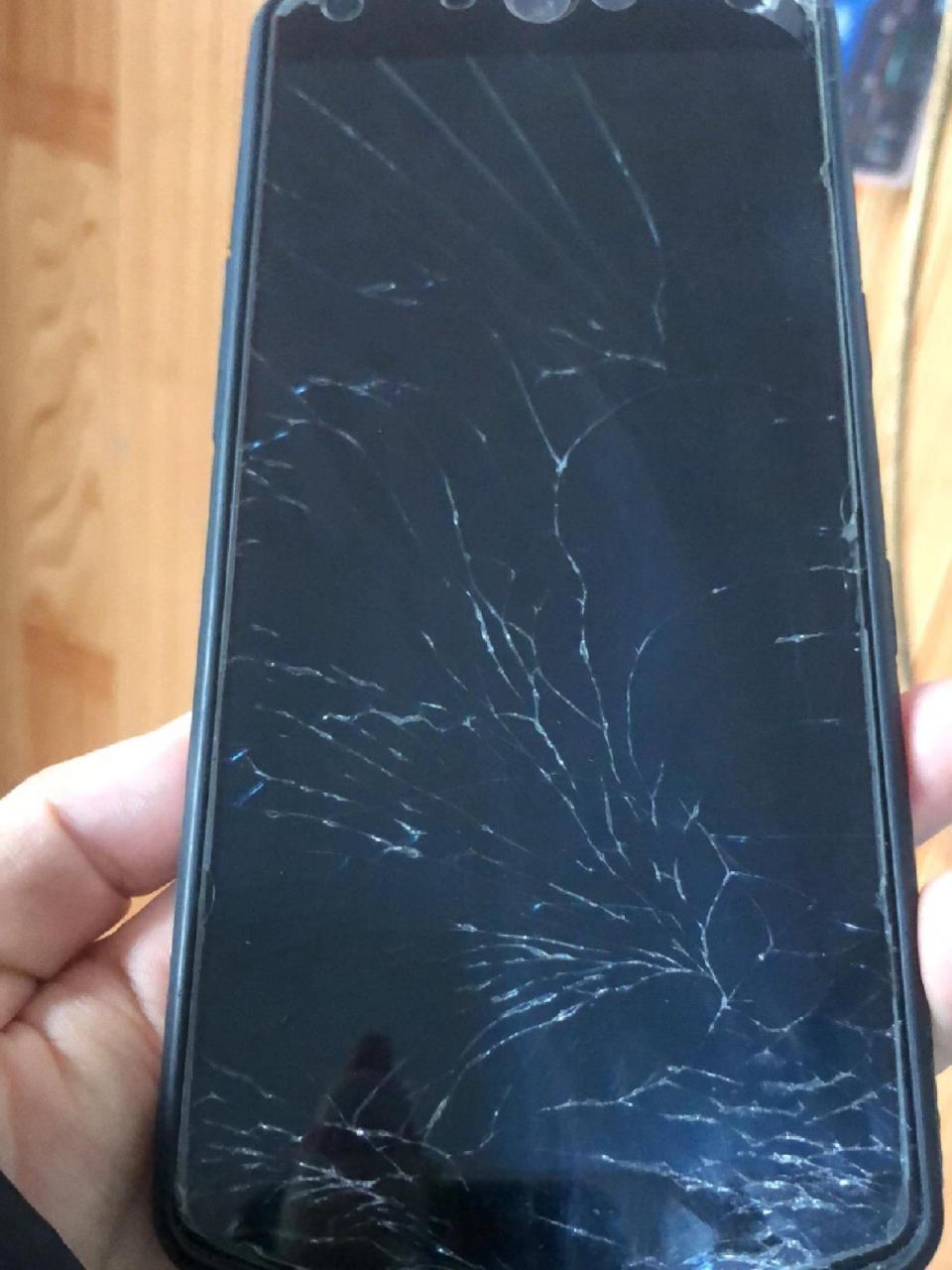 我手机是屏幕摔坏了呢还是钢化膜摔坏了呢  哎,运